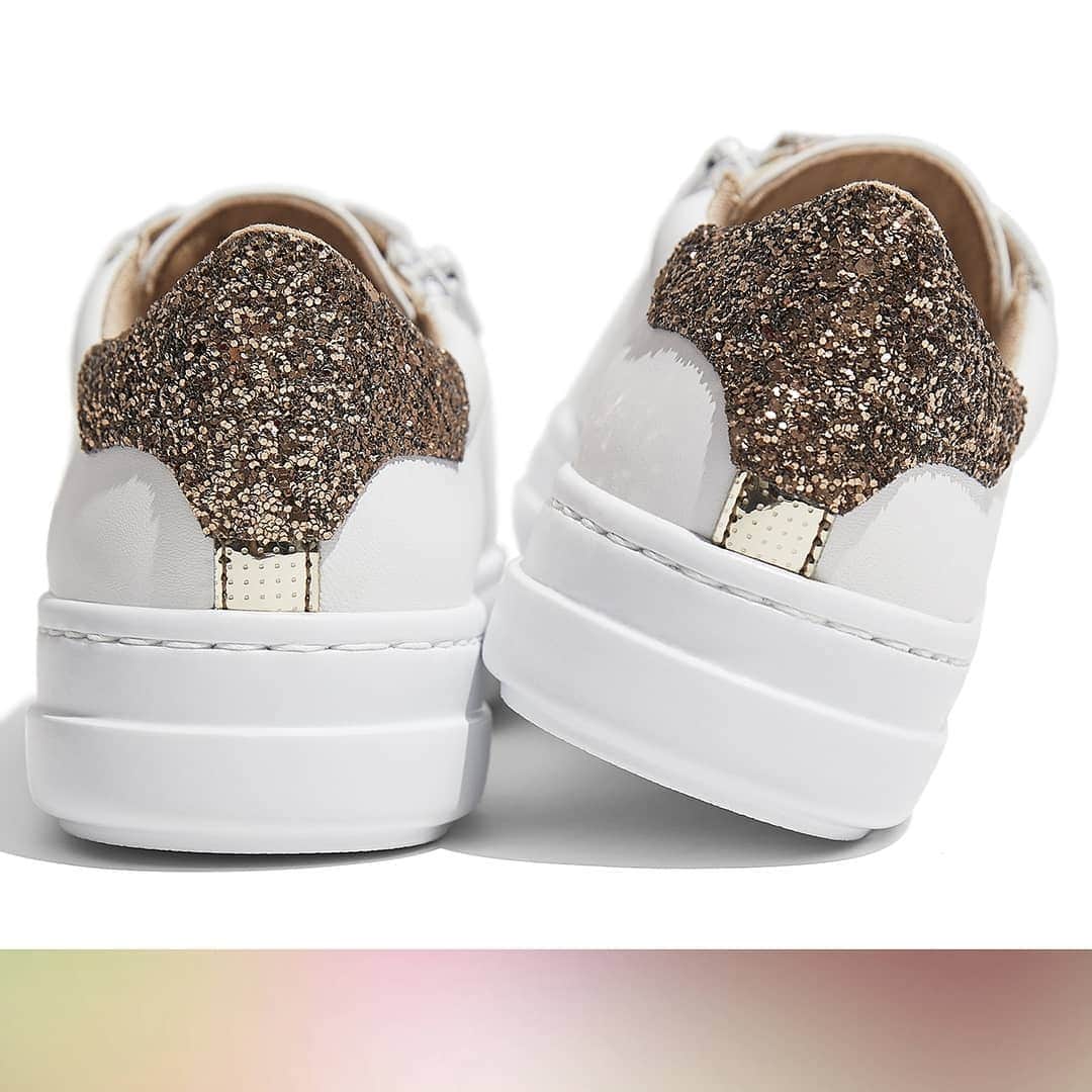 ジェオックスのインスタグラム：「Yes, “all that glitters is gold.”  Sparkling zips, glistening eyelets and metallic stitching, contrasting the snow-white nappa leather.  Absolutely irresistible. ✨  ​ ​ ​#geox #geoxshoes #ExpressYourWorlds」