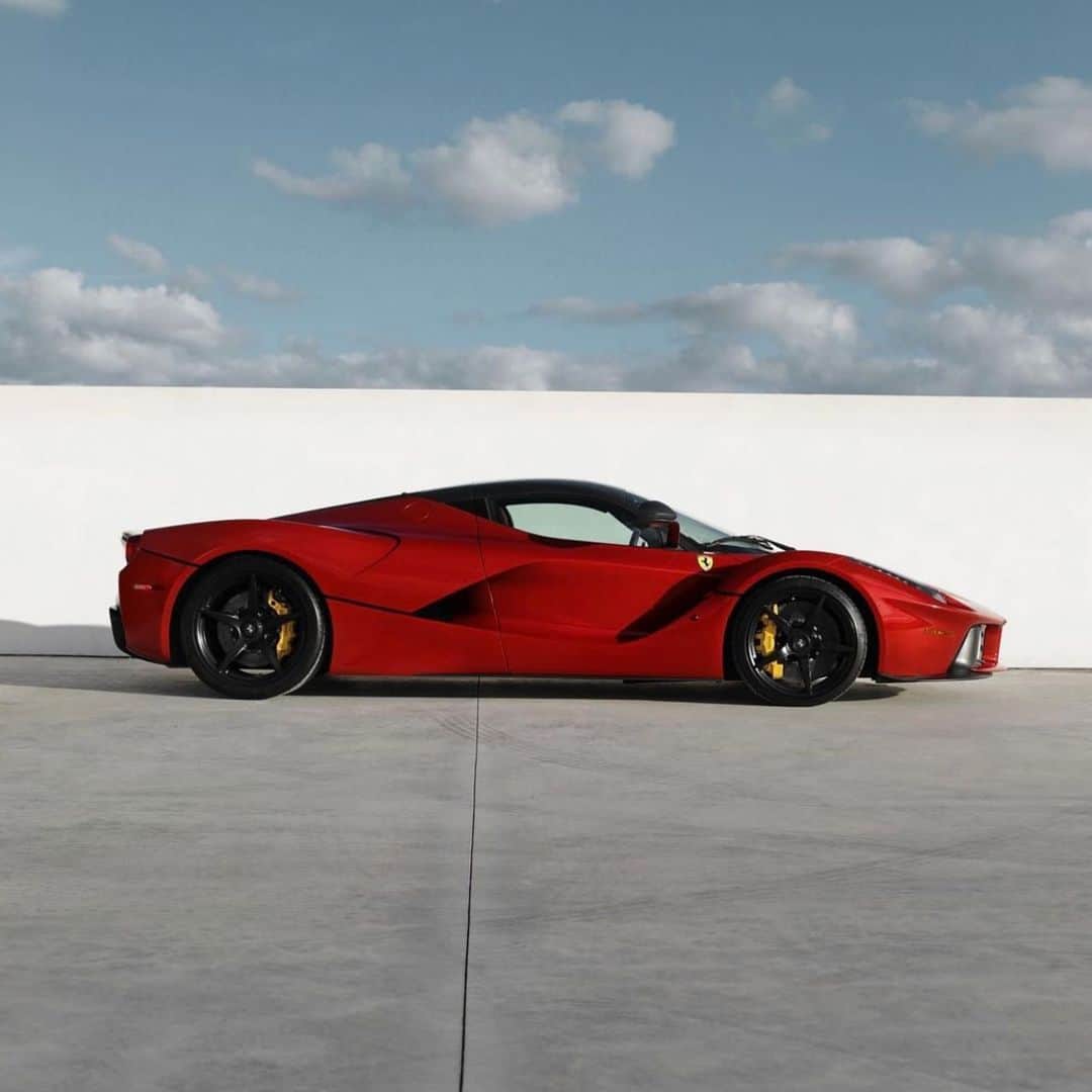 Ferrari USAさんのインスタグラム写真 - (Ferrari USAInstagram)「Nothing quite like the LaFerrari when it comes to turning heads, especially when finished in Triple Layer ‘Rosso F1 2007’ over Nero.⁣ ⁣ 📷: @ferrarifortlauderdale⁣ ⁣ #Ferrari #Supercar #CarsWithoutLimits」2月10日 10時45分 - ferrariusa