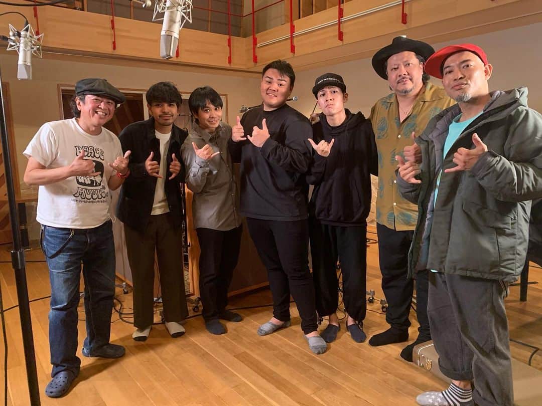 のインスタグラム：「Smile together╰(*´︶`*)╯  @smile_together__   レコーディング開始‼︎  楽曲のベーシック演奏を担ってくれたのが、みんな二十代前半  沖縄若手のホープ  @horookies   演奏の安定感と急なリクエストにも応えられるメンバーの引き出しセンス、柔軟性には驚きでした⤴︎  常に落ち着いたプレイ、すでに頼りががある感じ…  プロデューサーおじさん達は、イイネしか言ってなかった気がしますw  沖縄の未来は明るすぎて眩しくも感じました🔥  兎にも角にも  幸先の素晴らしいスタート‼︎  お楽しみに😘🤙🌴🔥🙏⤴︎  #horookies #ホルキーズ #ビギン #かりゆし58 #MONGOL800  #smiletogetherproject」