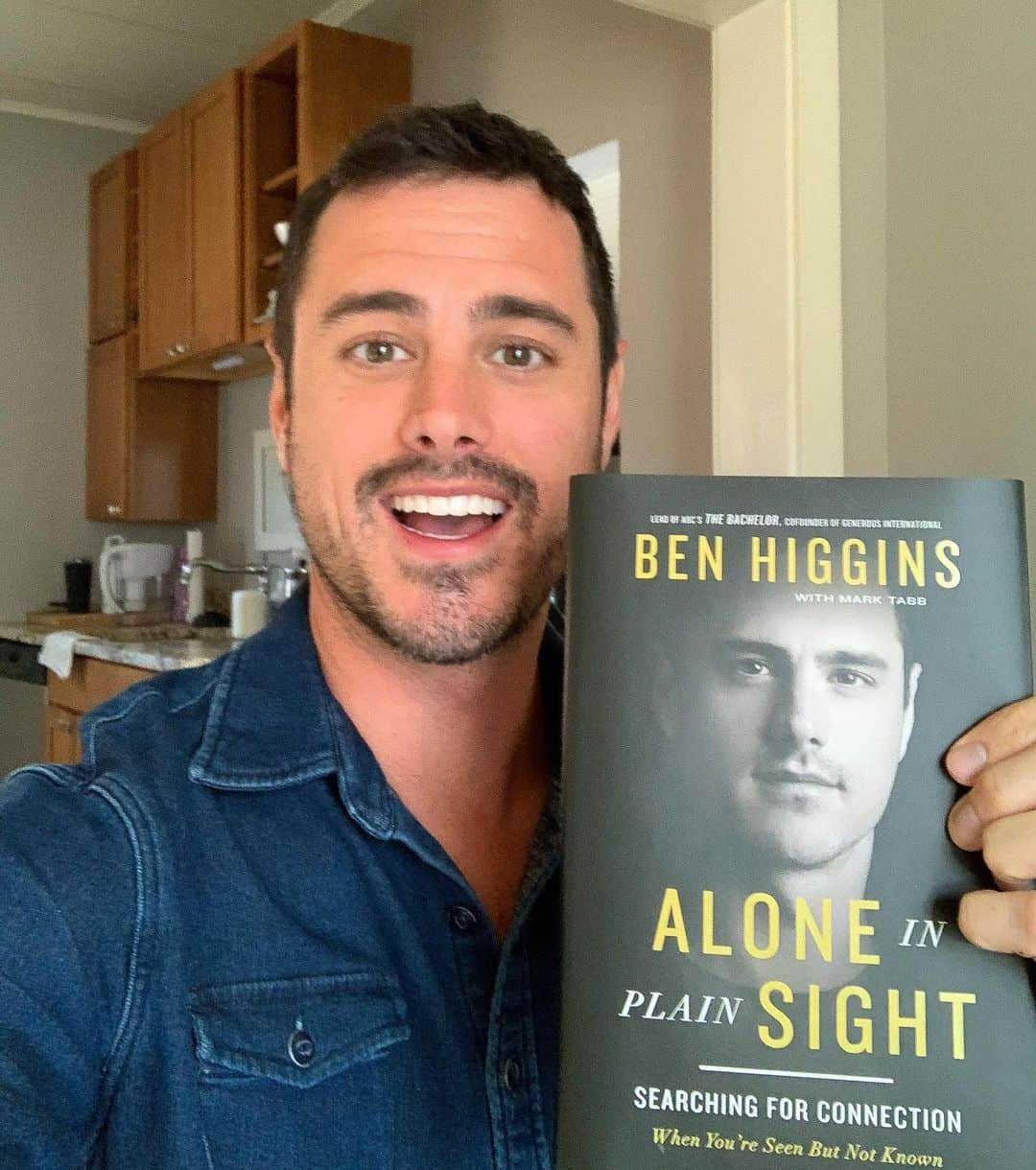 ベン・ヒギンズのインスタグラム：「Yes, unlike the book cover I am smiling because this past week has been incredible! It’s been a dream! It’s been tons of interviews and a ton of conversation. To be able to speak about this book with the hope that anyone who reads it feels more connected to themselves, to others, to romance, and to God is a special experience. Thank you all for reading Alone in Plain Sight, writing reviews, sharing all sorts of feedback, and also sharing your personal stories! This is just the beginning and I am so pumped for you all to read it!」