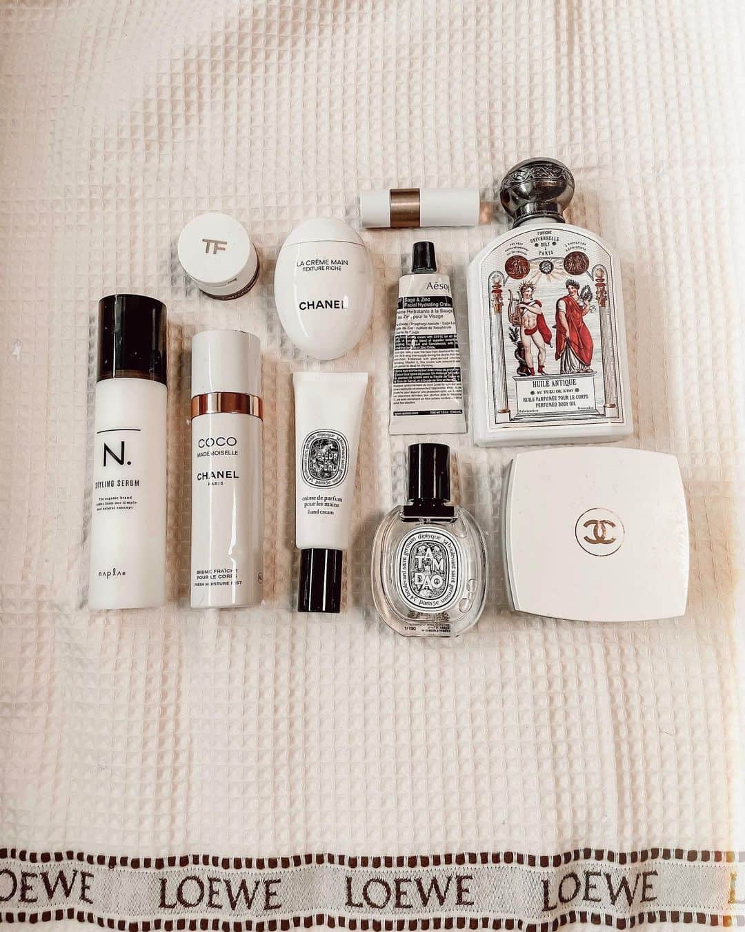 ✷kana✷のインスタグラム：「🕊🐚☁️🥚🪞🤍 . . Favorite things.. . #white #CHANELbeauty #HERMES #officineuniversellebuly #diptyqueparis #aesop #TOMFORDbeauty」