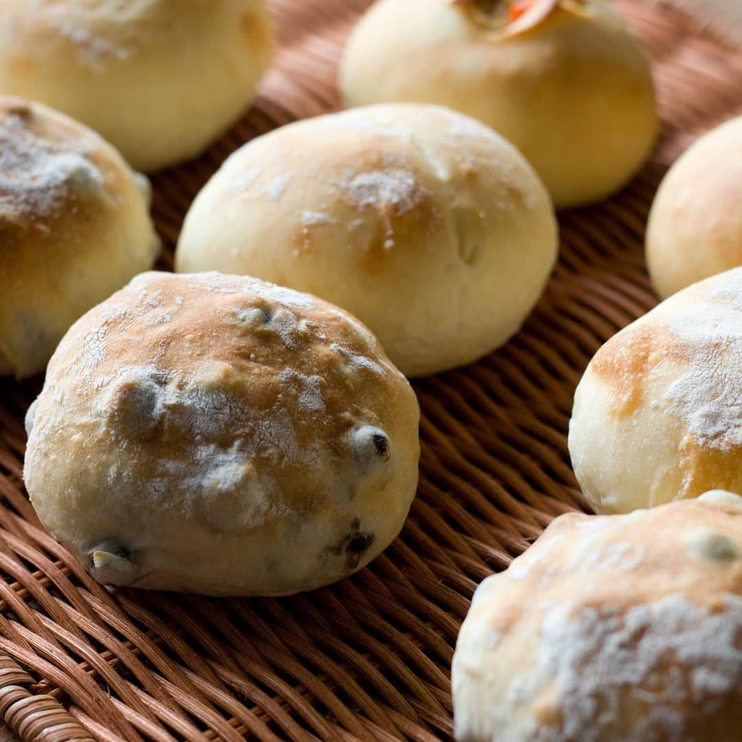 Kawaii.i Welcome to the world of Tokyo's hottest trend♡ Share KAWAII to the world!のインスタグラム：「You can find about 30 types of bread at @hamadaya.japan. Their most popular item is their bean bread. To make this mouthwatering treat, black beans are simmered until they're sweet and then baked in dough.   Shop name: HAMADA-YA Address：Grace Sangenjaya 102, Sangenjaya 2-17-11, Setagaya-ku, Tokyo 154-0024 Phone: 03-5779-3884 Nearest station: 5 mins on foot from Sangenjaya Station on Tokyu Line HP: http://www.hamada-ya.jp/  Click on the profile link for the video!! (FREE) @kawaiiiofficial   Check out Kawaii International ""Yum! Tokyo's Top Treat Trends"" for more details! ↓ 15:06 Bean bread  #bread #JapaneseBread #BeanBread #Hamadaya」