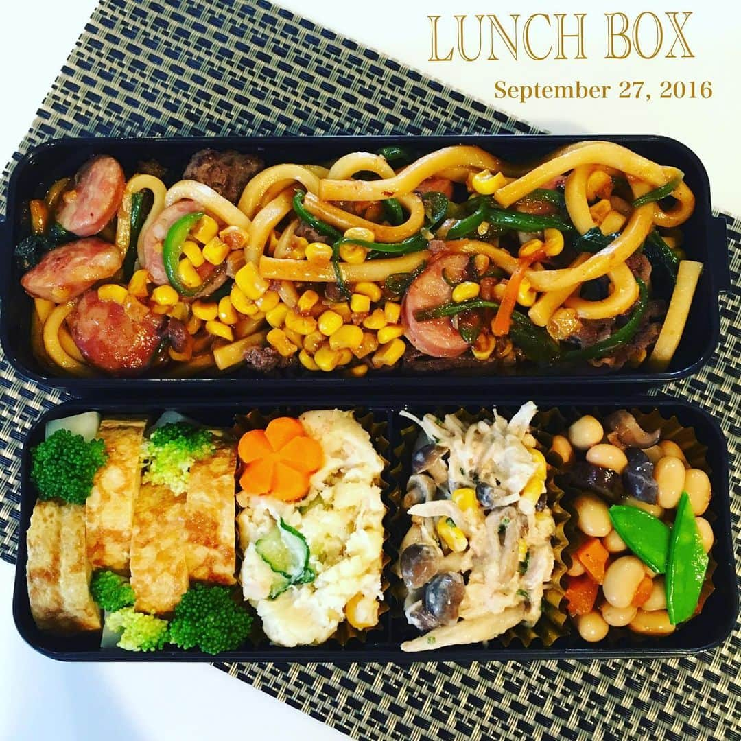 高木ゑみさんのインスタグラム写真 - (高木ゑみInstagram)「あなたのお弁当、または夕食は、﻿ 地味ですか？﻿ ﻿ 朝、時間がなくて急いでいる時などに作るお弁当はおかずや彩も少なくどうしても地味になりがち。﻿ パカっと開けた時に、わぁ美味しそう！となるためには、やはり彩は必要です。﻿ ﻿ 隙間おかずにもなる﻿ ・ブロッコリー（緑）﻿ ・プチトマト（赤）﻿ ・半割ゆで卵（白・黄）﻿ は彩のお助け食材ですが、私がお弁当以外にもいつも常備しているおかずは、﻿ ﻿ キャロット・グラッセ！！﻿ つまり、人参の艶煮です。﻿ ﻿ よく洋食屋さんのハンバーグの付け合わせに、フライドポテト・ほうれん草のバターソテー、そして人参のグラッセの白・緑・赤が定番。﻿ 見た目の華やかさだけでなく、メイン食材の味わいを引き立てるため優秀な付け合わせです。﻿ ﻿ 作り方は超簡単。材料を鍋に入れて煮るだけ！﻿ ﻿ 簡単ってこと以外にもメリットはたくさん。映えるのはもちろんのこと、日持ち、人参嫌いでも食べられるほど美味しい！栄養バランスも整う、どんな食材にも合うのでまとめて作っておけば、普段のご飯の脇役にも最高！﻿ ﻿ ほっくり甘い人参、﻿ ﻿ たかが人参﻿ されど人参。﻿ ﻿ あると心強い脇役として、お料理に加えてみてくださいね！﻿ ﻿ #人参のグラッセ　#キャロットグラッセ　#人参グラッセ　#ガルニチュール　#付け合わせ﻿ #料理教室東京 #おもてなしごはん　#おもてなし料理教室　#ホームパーティー料理　#料理研究家　#おもてなし料理  #フードコーディネーター　#台所 #レシピ動画　#盛り付け　#料理動画　#簡単ごはん　#レシピ動画　#テーブルコーデ　#zoom料理教室　#オンライン料理教室　#リモート料理教室　#台所仕事﻿」2月10日 10時42分 - emi.takagi