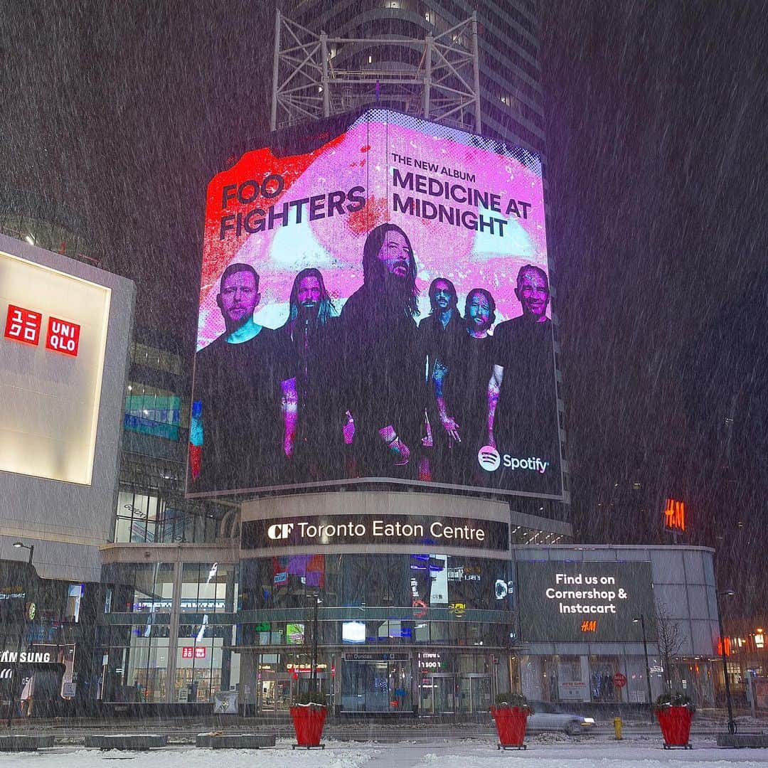 フー・ファイターズのインスタグラム：「Thanks for the #MedicineAtMidnight love no matter the weather  @spotifycanada!!! ❄️🇨🇦🖤」