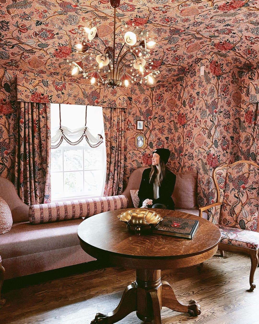 オデット・アナブルのインスタグラム：「Stunning design by @kenfulk @thecommodoreperryestate in Austin. I just keep falling more and more in love with this city and it’s gems.」
