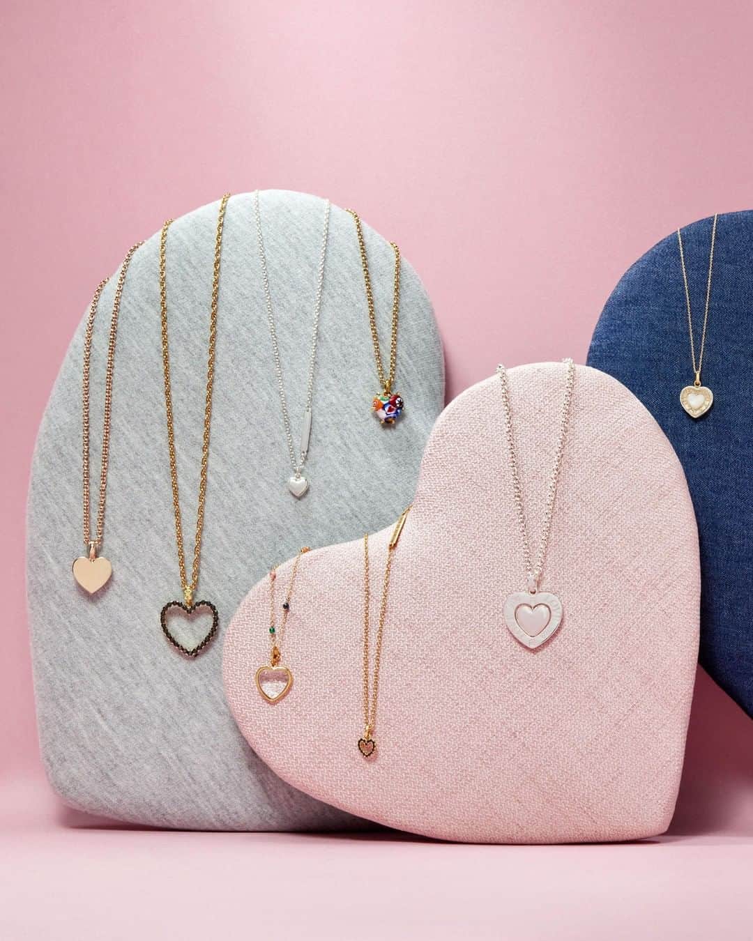 トウスのインスタグラム：「Your special someone. Say it out loud with a single heart that symbolizes your strong bond. / Eres alguien especial. Un corazón simboliza un fuerte vínculo. #ColorsOfLove #TOUSJewelry #TOUSLovers」