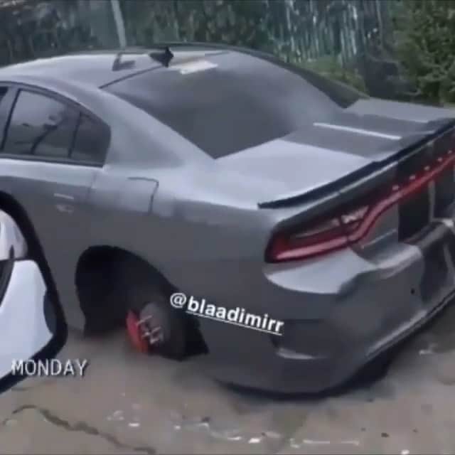 ファンクマスター・フレックスのインスタグラム：「Damn? People still stealing and stripping cars? @dodgeofficial they gonna need that new joint!」