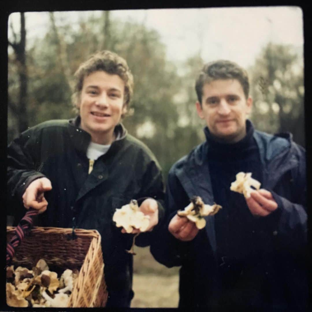 ジェイミー・オリヴァーさんのインスタグラム写真 - (ジェイミー・オリヴァーInstagram)「Cheers 🍻 guys Im just toasting  Absent friends!....it’s 2 years since the loss of my dear friend and art director john hamilton at @penguinukbooks who worked so closely with me on all my cook books since day one.... he supported my creative dreams when I was a young man with no success at all and he remained virulently loyal to me from then on....a much missed force and a wonderful Glaswegian creative ... he commission 1000s of artists, illustrators, photographers and graffiti artists... john you are very much missed but your energy and influence surpasses you dear friend, we miss you so.... blessings to his family and friends today joxxx」2月10日 5時39分 - jamieoliver