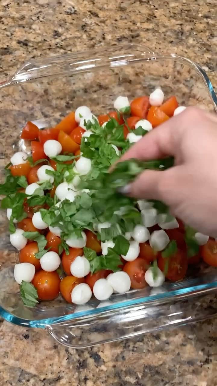 Sharing Healthy Snack Ideasのインスタグラム：「Caprese Salad by @healthyfitnessmeals . Tomatoes, mozzarella, fresh basil, olive oil, salt and pepper, balsamic glaze」