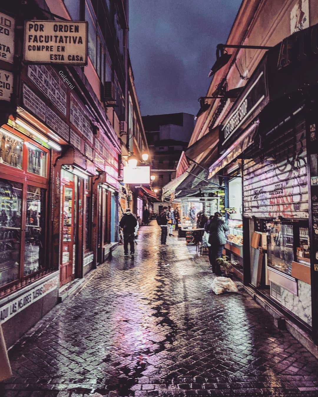 Guido Gutiérrez Ruizのインスタグラム：「¿Tokio? ¿Londres? Hasta que podamos viajar nos toca "viajar" a través de nuestra imaginación, recuerdos e imágenes. Con cada paseo por #Madrid, intento ver la ciudad de manera diferente. ⁣(📍Pasaje Doré) •⁣  #Tokyo?  #London?  Until we can travel again, we will have to "travel" through our imagination, memories and images. With each walk through #Madrid, I try to see the city in a different way.」