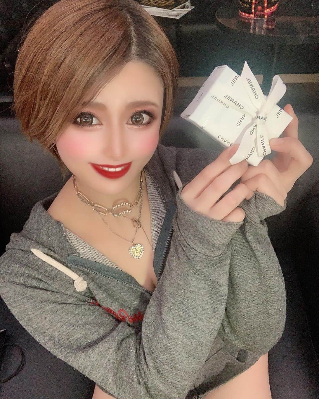 うららのインスタグラム：「CHANELのハンドクリーム❤ ありがとうございます😘💋 大事に使います🥰 いつも支えてもらって、本当に感謝してます🥺 ありがとうございます👼🏻💜  . . . #バーレスク大阪 #バーレス東京 #burlesque #北新地 #showpub #うらら #dancer #singer #キャバ嬢 #ホスト #モデル #cute #ポールダンス #アイドル #ギャル  #パリピ #gogodancer #脚フェチ #ビキニギャル #エロ可愛い #可愛い #小悪魔 #インスタ映え #ふぉろーみー #いいね #エンタメ #ショートヘア #chanel #パーカー #コロナに負けるな」