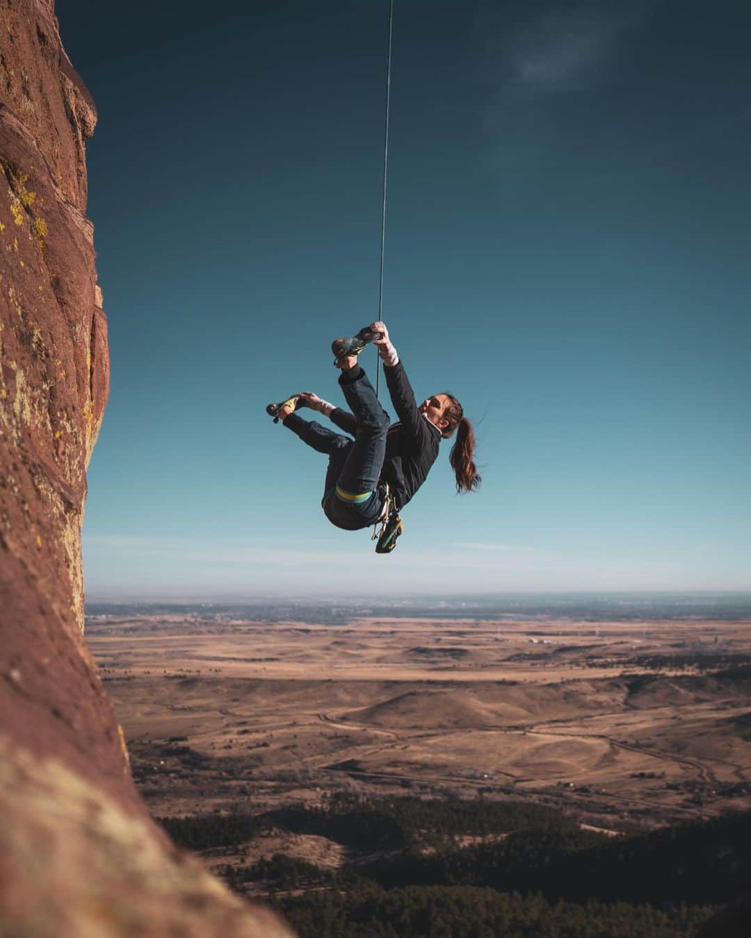 ペイジー・クラッセンのインスタグラム：「My flexibility is something I really like to brag about, so I try to show it off whenever possible.  📸 @tarakerzhner capturing precious moments  @eddiebauer #liveyouradventure #flexibilitytraining #concernedface」