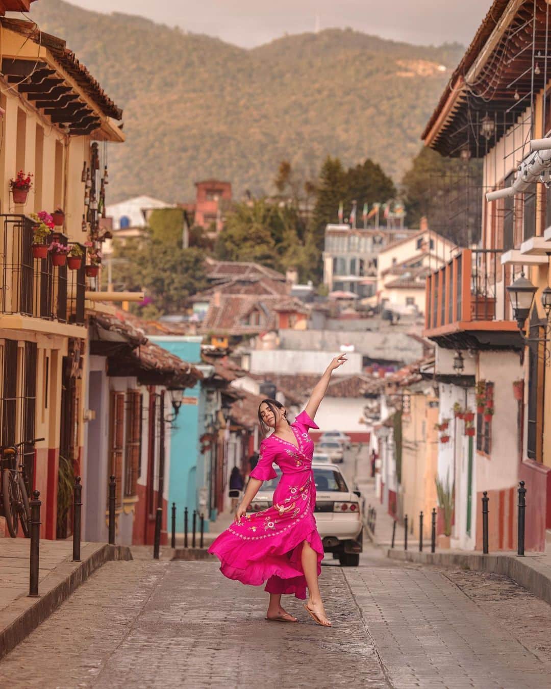 Katy Esquivelのインスタグラム：「Brillas diferente cuando eres realmente feliz 🪅  Mis seguidores de México siempre me decían que visite Chiapas y ahora entiendo el por qué. Se volvió  uno de mis lugares favoritos en el mundo  y hasta ya estoy pensando en volver! Tienen más recomendaciones de sus países?  Shot by @markharrison4  Editado con @whatthechicfilters Vestido de @zaimara」