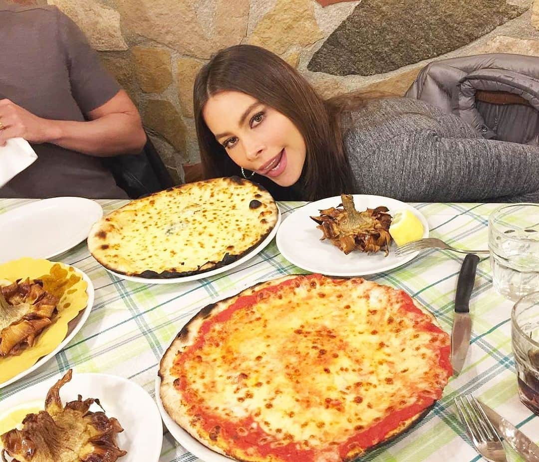 ソフィア・ベルガラさんのインスタグラム写真 - (ソフィア・ベルガラInstagram)「It’s always love at first bite 😍🍕😜 #nationalpizzaday」2月10日 5時52分 - sofiavergara