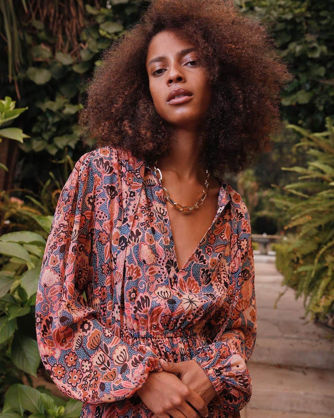 エーエルシーのインスタグラム：「New on site: ultra-versatile printed tops and dresses for when you need to act pulled together」