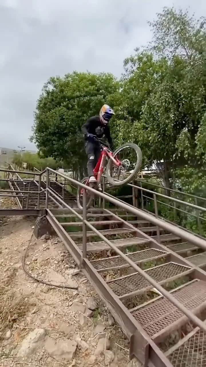 レッドブルのインスタグラム：「a 6-second snapshot of @pedroburns shredding the gigantic 2.4km Red Bull Monserrate Cerro Abajo, the longest urban downhill race in the world 😎  #redbull #givesyouwiiings #urbandownhill #downhillrace #MTB」