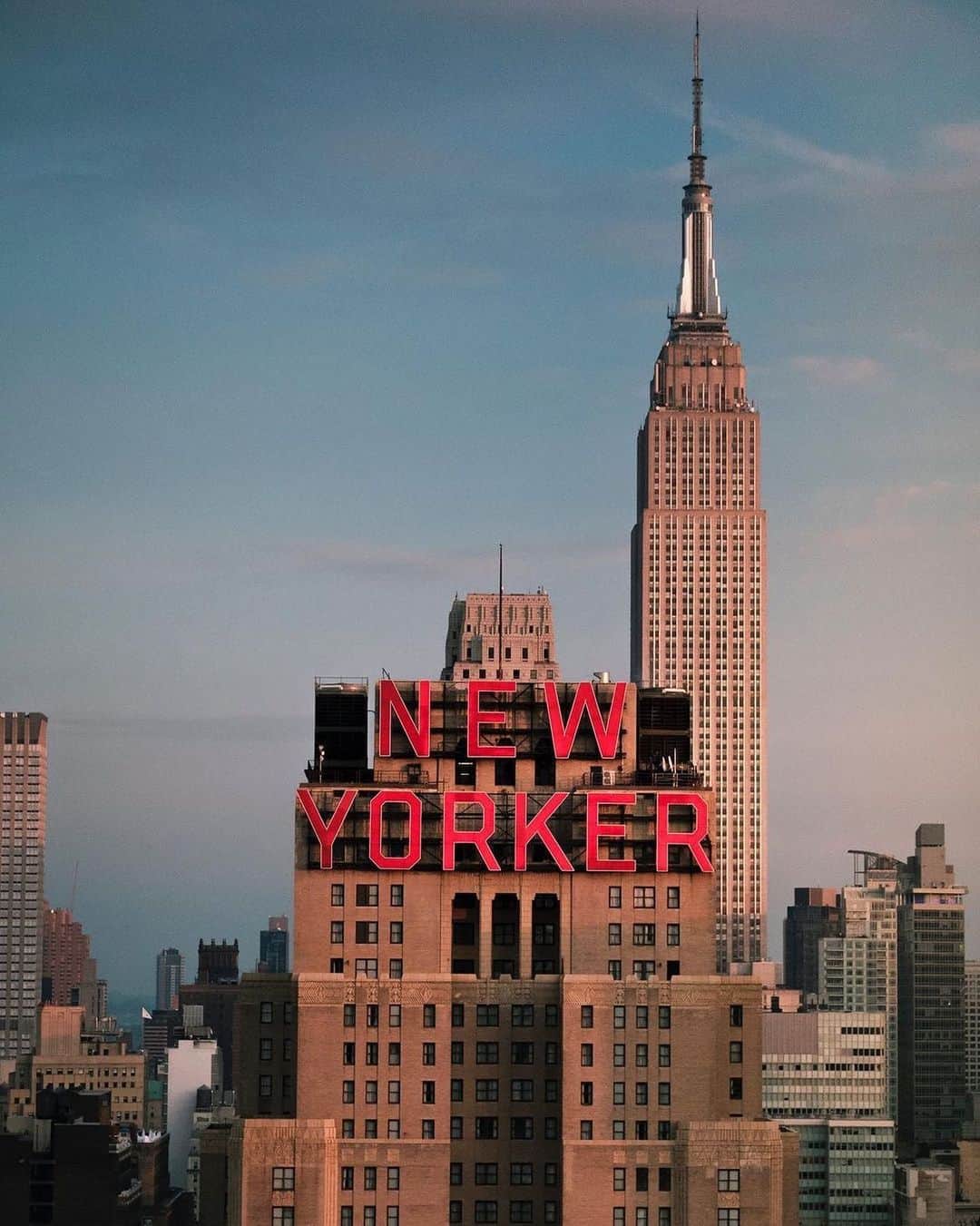 Empire State Buildingのインスタグラム：「Tell us you’re a New Yorker without telling us you’re a New Yorker 👀👇  ⠀⠀⠀⠀⠀⠀⠀⠀⠀   📷: @alex.savidis #EmpireStateBuilding」