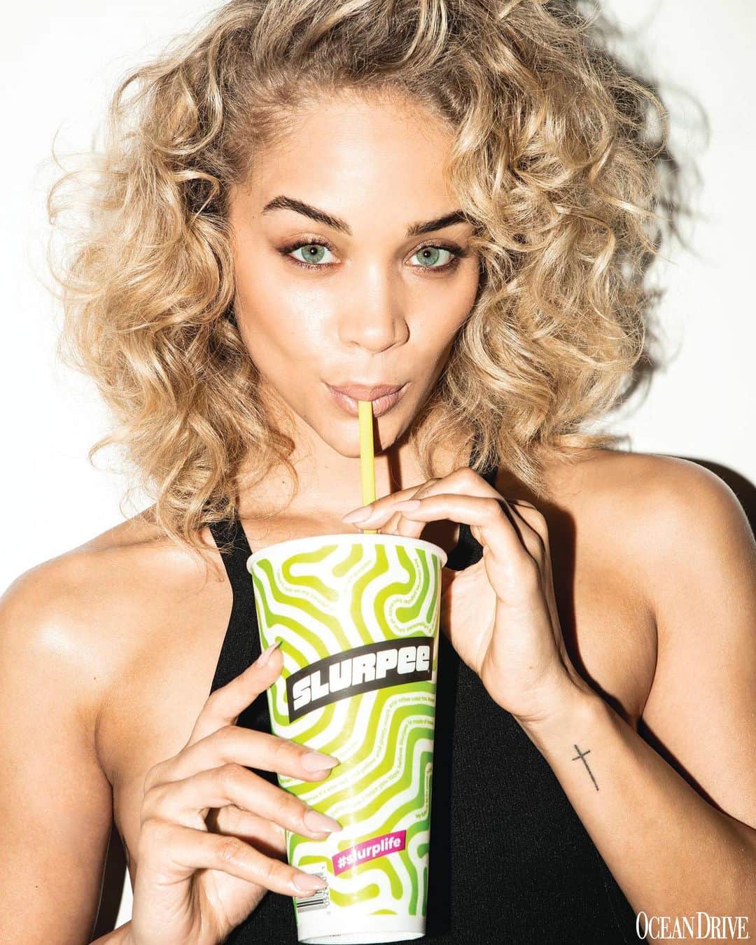ジャスミン・サンダースのインスタグラム：「Who’s taking me to 7- Eleven? I’m paying! 🥤 @oceandrivemag   Editor: @pmastrandrea  Photography: @riocam  Styling: @the_danny_santigo  Makeup: @sagemakeup  Hair: @dannyjelacahair」
