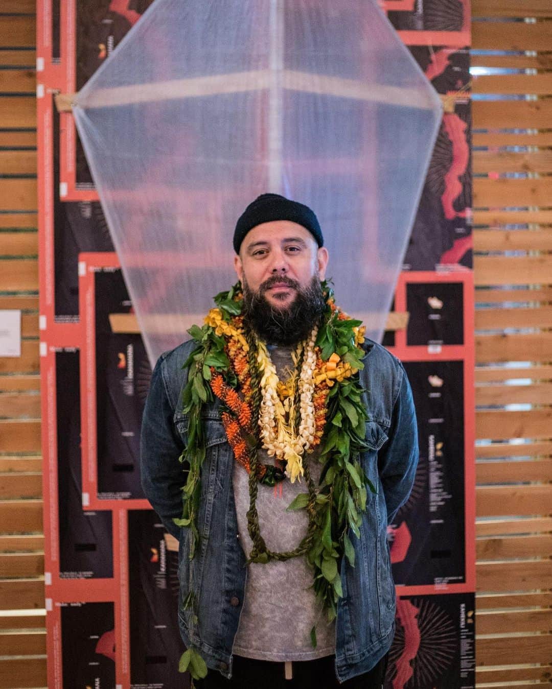 ハワイアン航空さんのインスタグラム写真 - (ハワイアン航空Instagram)「In celebration of #MahinaOleloHawaii (Hawaiian Language Month), we partnered with local designer, Keola Nakaʻahiki Rapozo (@cakezinni), owner of @makereadytm and co-founder of FITTED, in the creation of our recently released ‘Ōlelo Hawai‘i Collection. The design focused on "Ōhāhā" with a goal to encourage the normalization of ʻōlelo Hawaiʻi, and proceeds from this collection will benefit @kekulaosmkamakau. 💛  Click the link in our bio to learn more and purchase today.  #OleloHawaiiMonth #Ohaha #MakeReady #TheFutureLooksBright」2月10日 6時08分 - hawaiianairlines