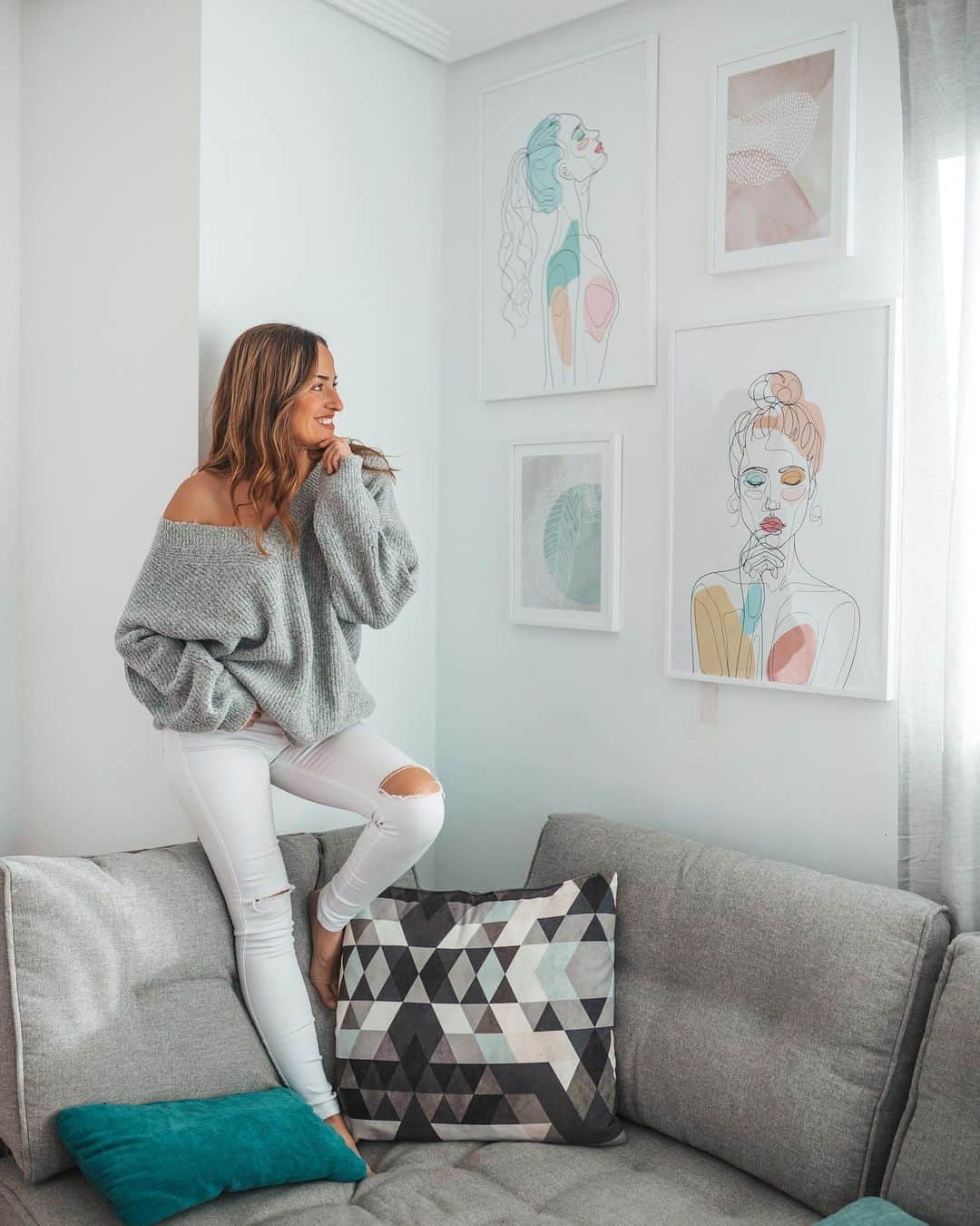 ジェマ・マリンのインスタグラム：「Honestamente nunca he sido una apasionada de la decoración, y el vivir en casas alquiladas temporales tampoco me hacía tener mucho interés en ello.  Como siempre me decís que os enseñe la casa y ahora que siento que aquí estaré por un tiempo largo, me estoy animando a decorar algunas zonas para sentirme más agusto. Y oye! No puedo estar más contenta con este rincón del salón😍 Estoy enamorada de la laminas de @desenio y me hace mucha gracia que Alex y Dani piensan que soy yo la de los cuadros 😂  En que os basáis para elegir unas láminas? A mi me costo muchísimo, tienen tantas...  Os dejo un código de 30% descuento “GEMMA30” Lo podéis usar hasta el jueves!! 👏🏻  #colaboracion #desenio #decor #laminas #inlove #myhome2inspire   Honestly, I've never been passionate about decorating, and living in temporary rented houses didn't make me have much interest in it either. As you always tell me to show you around the house and now that I feel that I will be here for a long time, I am encouraging myself to decorate some areas to feel more comfortable. And hey! I can't be happier with this corner of the living room😍 I'm in love with the pictures of @desenio Alex and Dani think it's me 😅  On what basis do you choose pictures for the walls? It was so hard, they have so many ...  I leave you a 30% discount code "GEMMA30" You can use it until Thursday! 👏🏻」