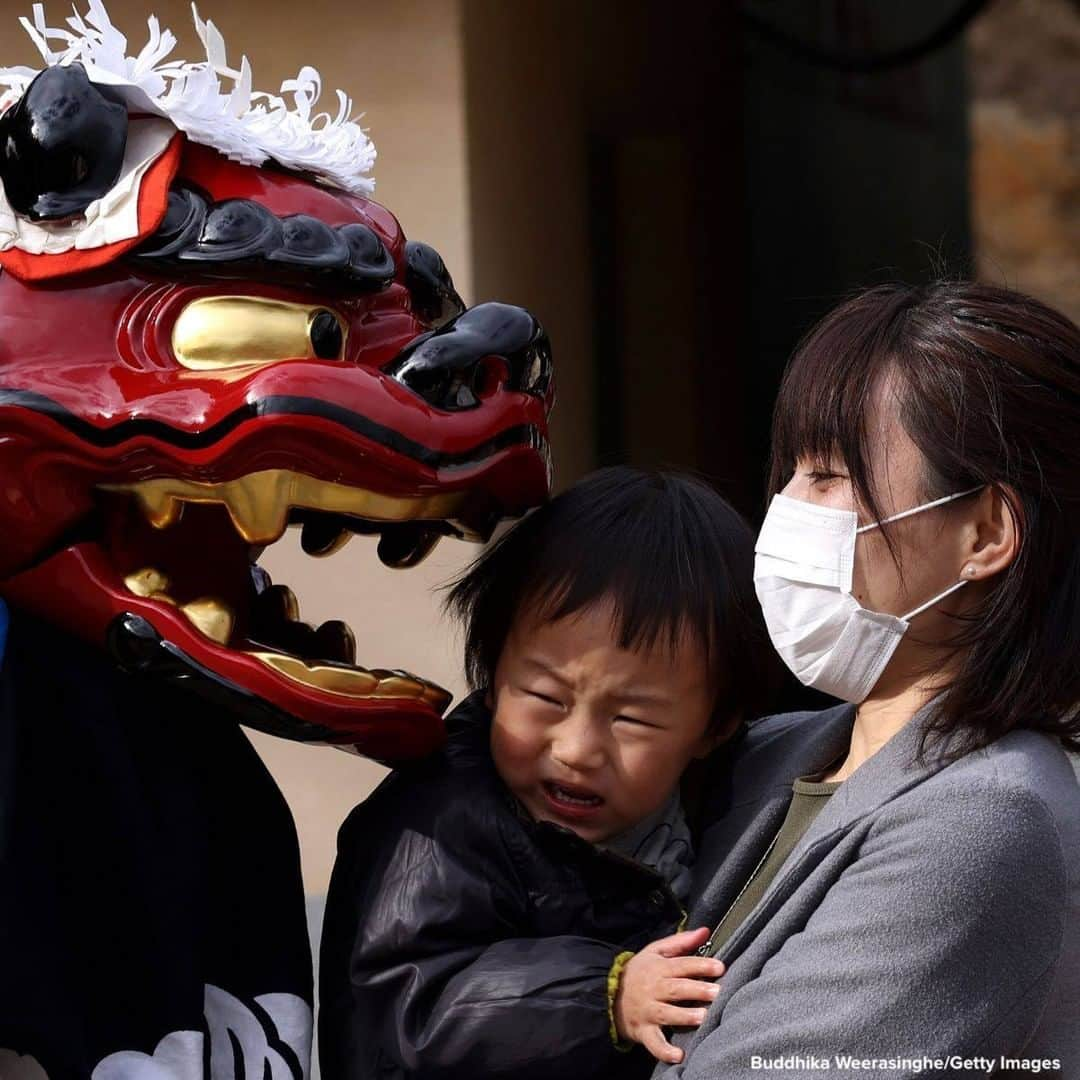 ABC Newsさんのインスタグラム写真 - (ABC NewsInstagram)「Performer wearing a mask performs the Ise Daikagura lion dance at the remote village of Yamanawa in Ryuo, Japan. Ise Daikagura is a group of traditional Lion Dance performers who pray in front of farmers houses and businesses for good grain harvests and disease-free lives.」2月10日 6時21分 - abcnews