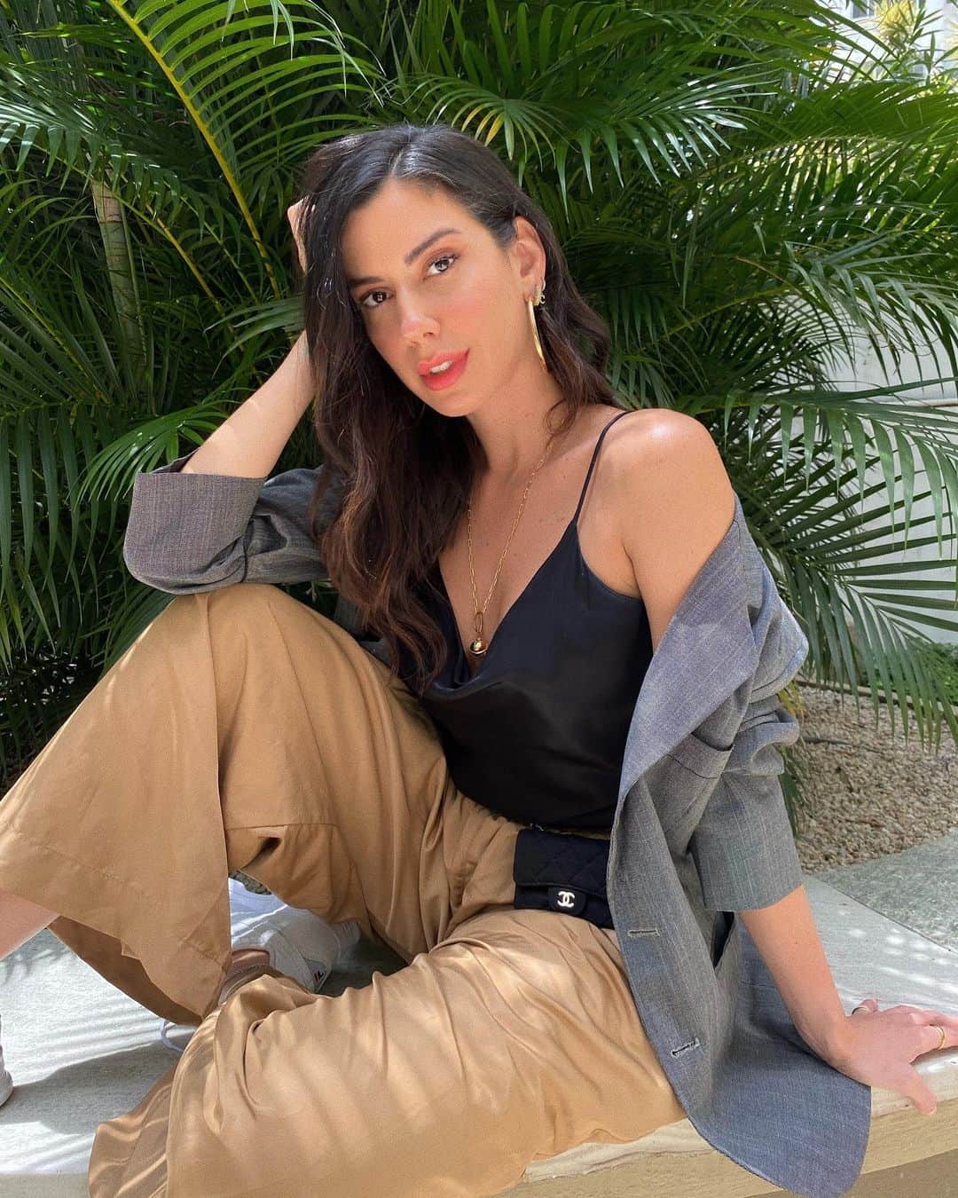 Garotas Estupidasのインスタグラム：「de hoje pro meu talk no @shapethefuturelatam 💫 tem vintage, peça chique, fast fashion, novo estilista...bem o resumo do que é a mistura do meu armário! Kkkk créditos na tela  beleza: @leoalmeidamk」