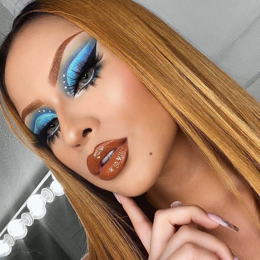 LiveGlamのインスタグラム：「Our new favorite color combo 💙🤎 @miss.cindy created this killer lip using our “Tigress” lippie 🐅💄Top it off with a clear gloss (like our “Dandelion” gloss 😍) for the purrrrrfect pout 💋 #LiveGlamFam」