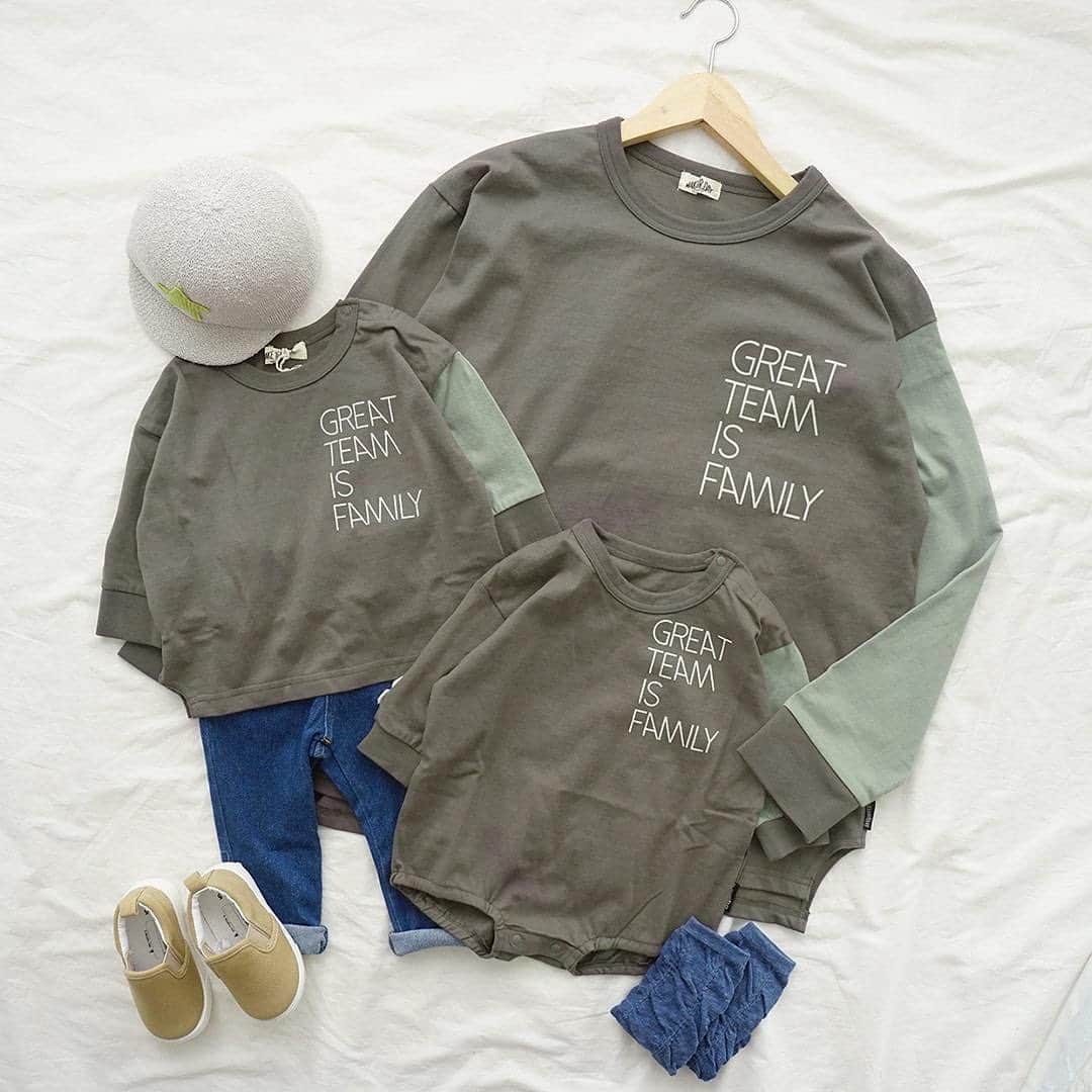 のインスタグラム：「【ママサイズまもなく完売📣男の子とママのおそろいコーデが実現🎵新作Tシャツ＆ロンパース🥳】 . 男の子とお揃いコーデがしたい❣ そんなご要望にお応えして入荷した、ママサイズ😍👏 . やっぱりママとお揃いアイテムは大人気👑 先日入荷したばかりですが、注文殺到につきまもなく完売となります❣️ . メーカーさま完売につき、以降の再入荷はございません🙅‍♀️ 在庫があればチャンスです🎉 急いで～～～🏃‍♀️💨 . . 🌈MOM☆ファミリーTシャツ サイズ：ママM プライス：2,900円+tax . 🌈CHILD☆ファミリーTシャツ サイズ：80/90/100/110/120 プライス：1,900円+tax . 🌈BABY☆ファミリーロンパース サイズ：70/80 プライス：1,900円+tax . . プチプラも嬉しいポイント😆💕 ママサイズ、争奪戦です😚👍 売りきれごめん！急いで～🏃‍♀️💨 . プロフィール欄のURLから、べびちゅHPへGO🧚‍♀️ . . 📣会員さま📣 必ずログインしてからお買い物を！ . 全商品ポイントUPキャンペーン開催中🎊 . 💡会員様だけのお得なキャンペーンです。商品代金の５％をポイントでもらえます💡 . 今回貯めたポイントを使えば、これからまだまだ登場する新作アイテムがおトクにGETできちゃう😍 . ⏰2月13日(土)23:59まで！ . ポイントUPのチャンスに❣️ 今すぐ！ログインしてお買い物😘 . まだ会員でない方は先に登録してね！30秒もかからないよ👍 . カートに入れてるアイテムはありませんか～❓ 欲しいもの、ぜーんぶ一緒にGETしちゃお🧚‍♀✨ . . 紹介アイテム品番：my-m110405-ch 紹介アイテム品番：my-m110105-ch 紹介アイテム品番：my-m110105y . #おそろコーデ #親子お揃い #パパとお揃い #親子リンク #新作 #Tシャツ #ロンパース #べびちゅ #babychu #ig_kidsphoto #ig_babyphoto #かわいい #子供服 #ベビー服 #親バカ部 #女の子 #娘 #男の子 #息子 #赤ちゃん #ベビーコーデ #キッズコーデ #ベビーファッション #キッズファッション #出産祝い #baby #babychujp #べびちゅstylingcollection #stayhome #おうち時間」