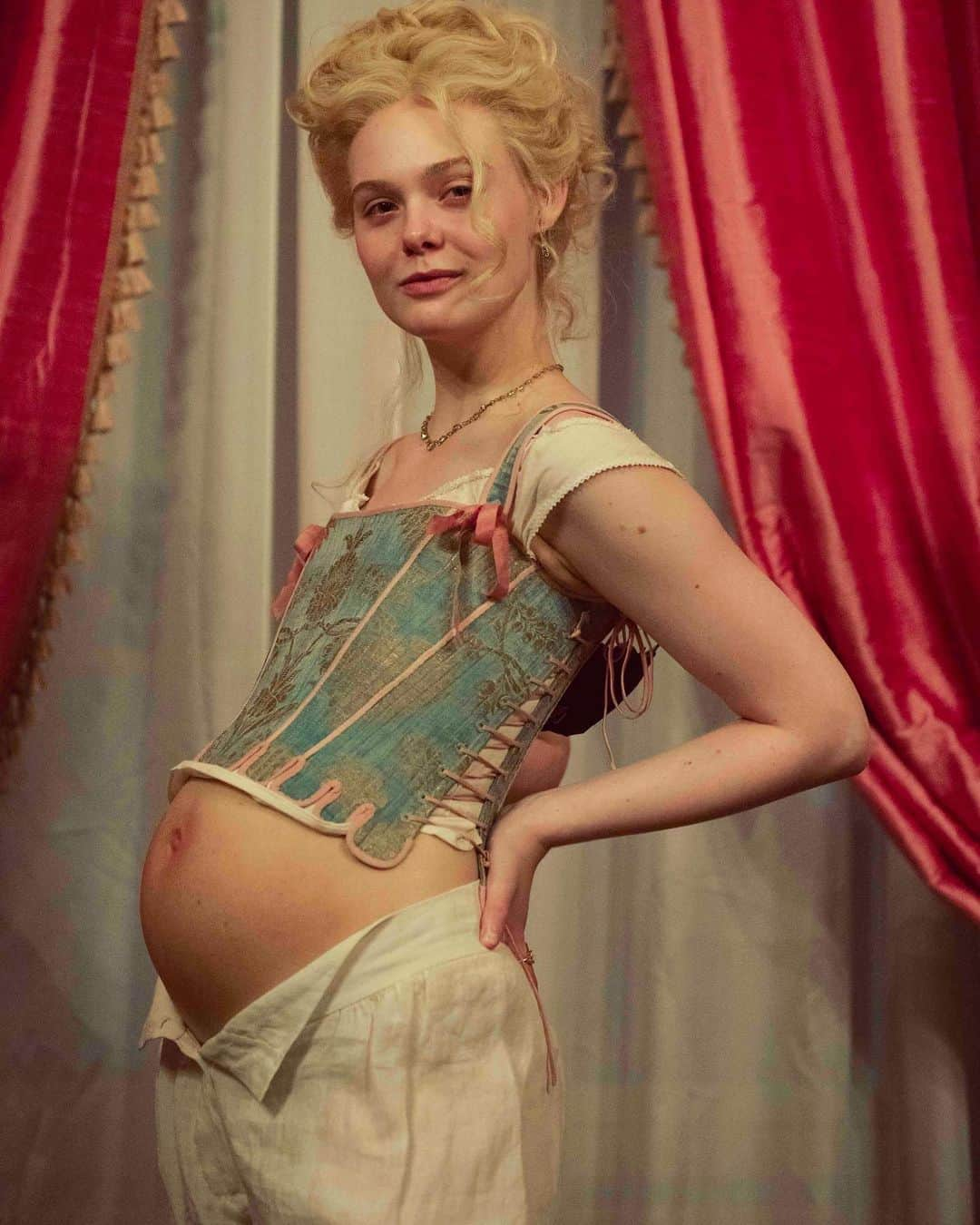 エル・ファニングさんのインスタグラム写真 - (エル・ファニングInstagram)「Cooking up something special for season 2 #TheGreat #firstlook」2月10日 6時41分 - ellefanning