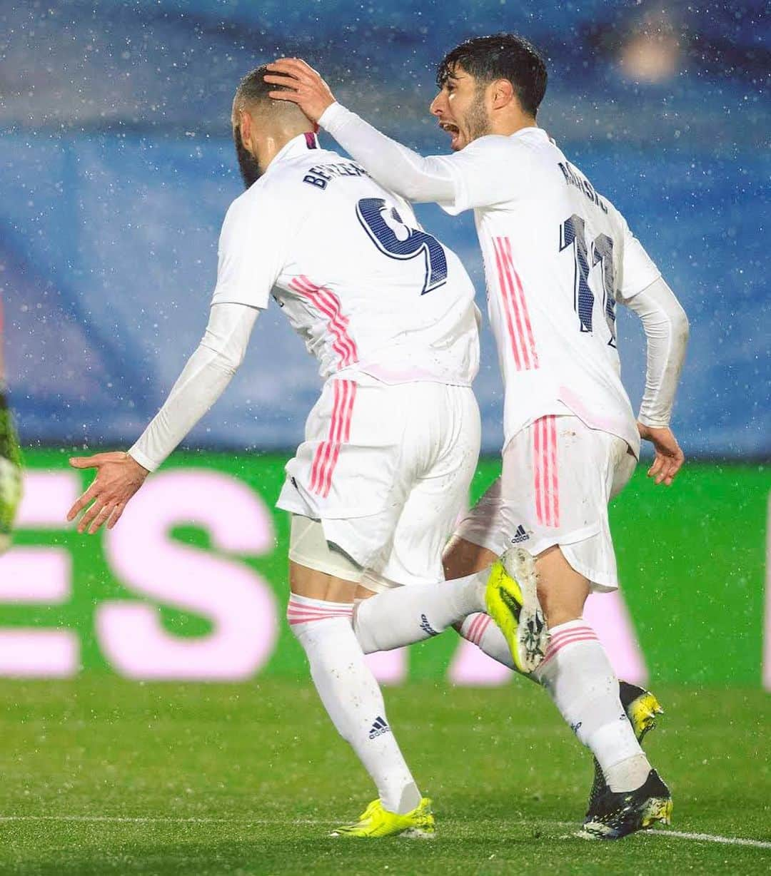 LFPさんのインスタグラム写真 - (LFPInstagram)「KB9️⃣ ✈️  #Benzema #RealMadrid #Goal #LaLiga #LaLigaSantander」2月10日 6時33分 - laliga