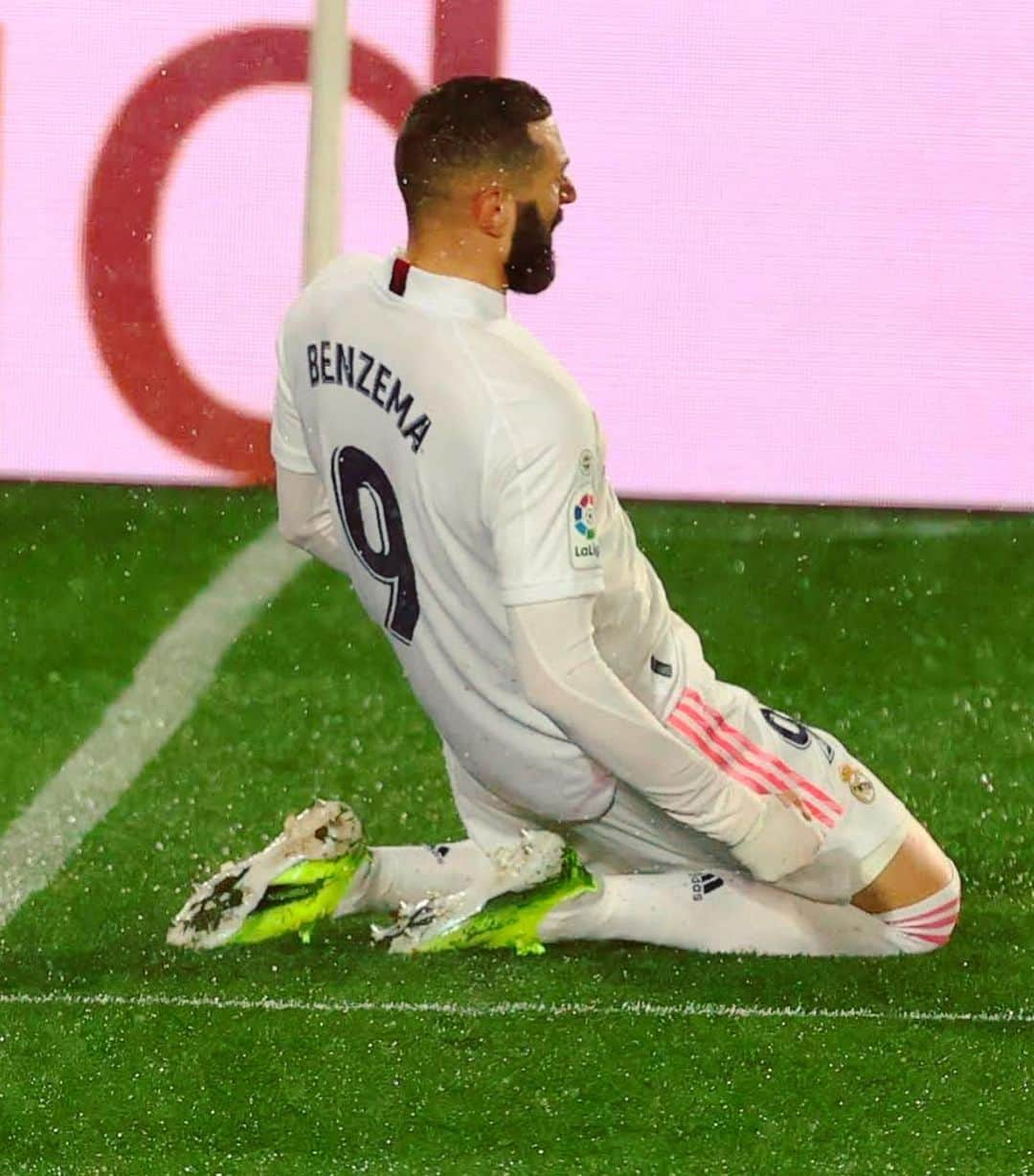 LFPさんのインスタグラム写真 - (LFPInstagram)「KB9️⃣ ✈️  #Benzema #RealMadrid #Goal #LaLiga #LaLigaSantander」2月10日 6時33分 - laliga