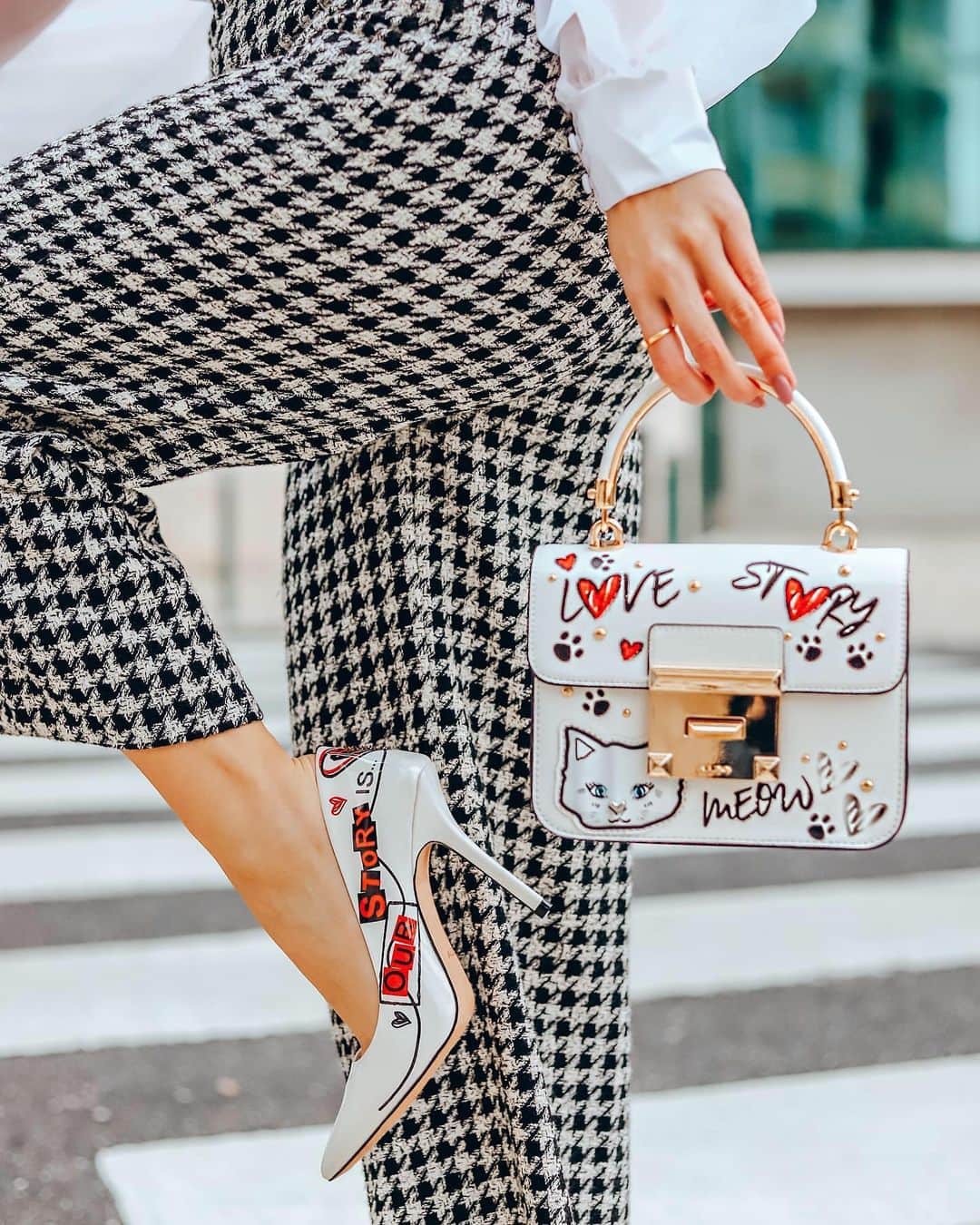 ALDO shoesさんのインスタグラム写真 - (ALDO shoesInstagram)「🚨 New crush alert!! 🚨 Meet our perfectly paired Johanna heels & Cessi bag styled here by dream girl @silviacatarina.  #AldoPortugal #AldoCrew #ValentinesDay」2月10日 6時35分 - aldo_shoes