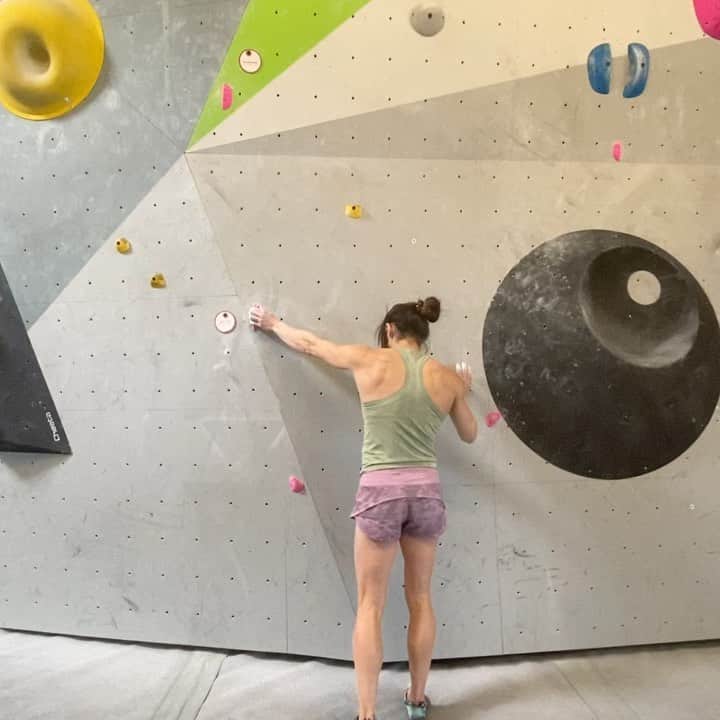 アレックス・パッチシオのインスタグラム：「2nd day in a row climbing and body now needs a rest day!!! 😓  Trying to get back into some “comp” style blocks. Deff need more confidence and some work, but practice makes perfect they say! 😜 . @scarpana @organicclimbing @evn_cbd @frictionlabs  Thanks @robinoleary for the coaching and 📸! ❤️😍」