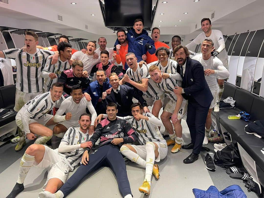 フアン・クアドラードのインスタグラム：「Si va in FINALE  Gracias a Dios 🙏🏾💪🏾#forzajuve #finoallafine 🏳️🏴」