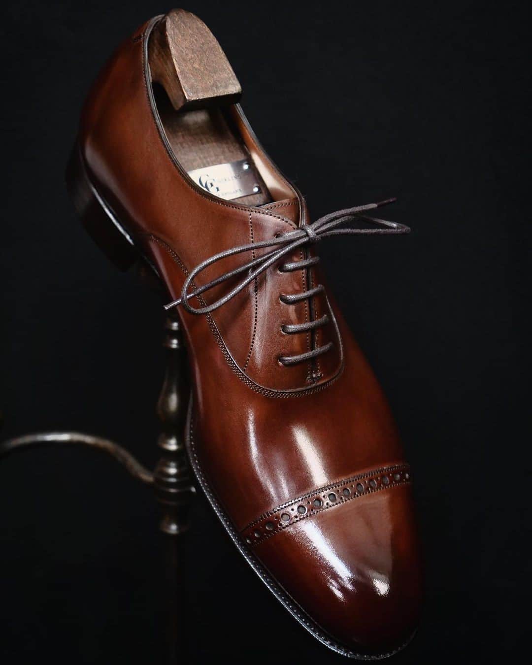 ガジアーノ&ガーリングのインスタグラム：「Gaziano Girling Cambridge Made In Vintage Oak On The GG06 Last . . . . . . . . . . Credit: @unionworks_shoerepair #menstyle #classicshoes #elegantshoes #handwelted #handmadeshoes #classicfootwear #stylish #shoemaker #mensfootwear #bespokemakers #fashion #brspokemakers #bespokeshoes #mensfashion #madeinengalnd  #mensshoes #menswear #shoesoftheday #shoestagram #shoestyle  #shoes」