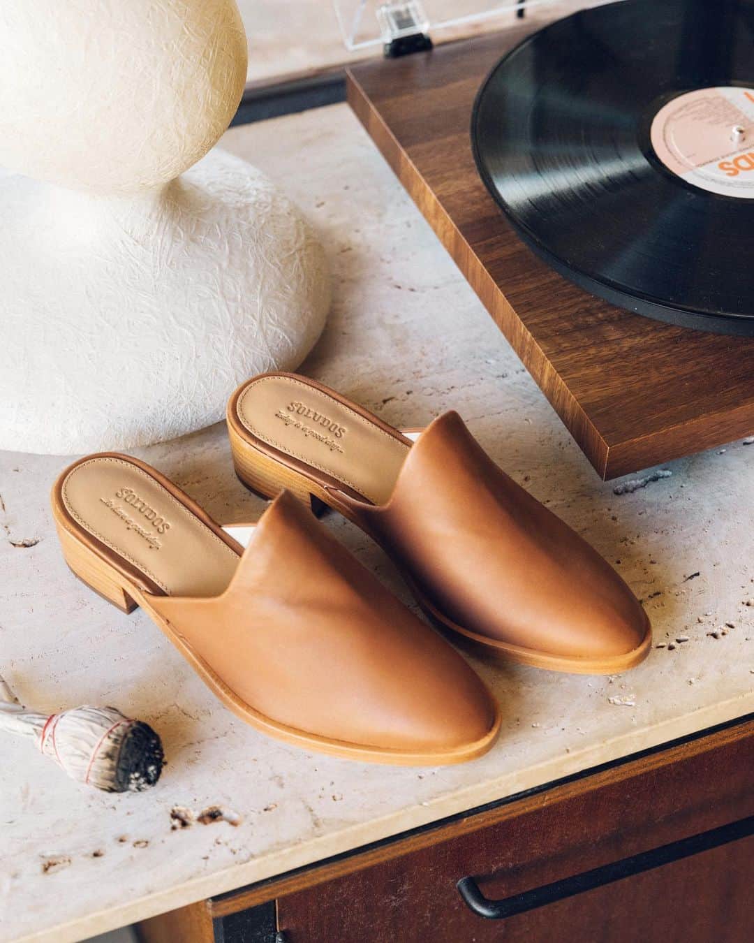 ソルドスのインスタグラム：「girl put your records on... ✨⁣ ⁣ shop our favorite hang-at-home mule, link in bio!」