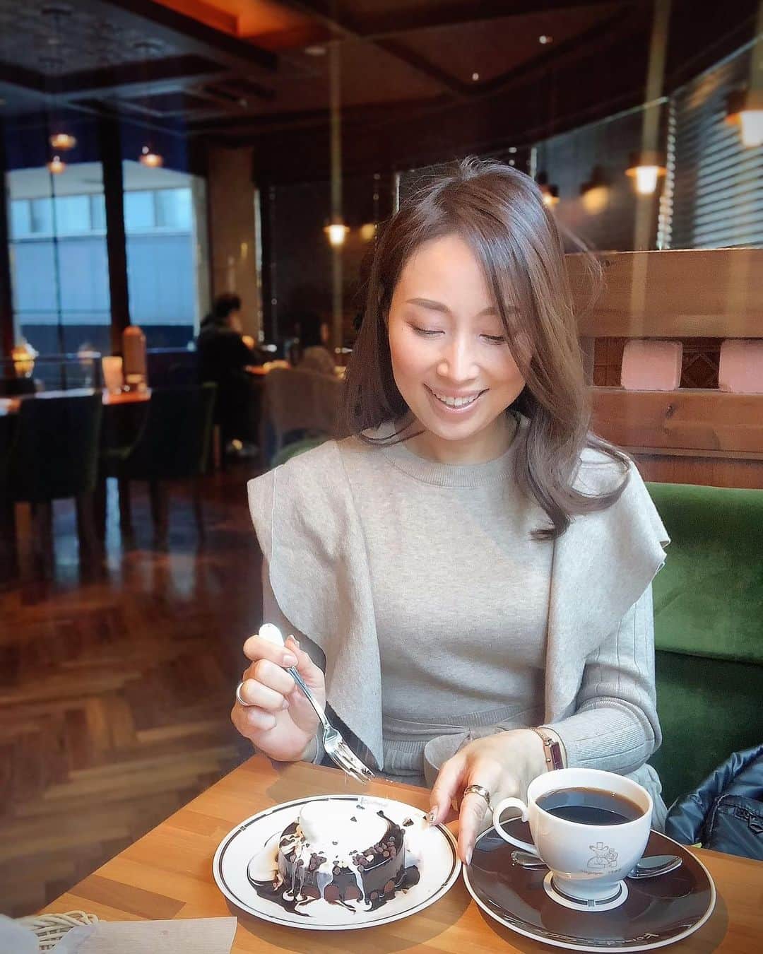 宮田綾子さんのインスタグラム写真 - (宮田綾子Instagram)「⁑ コメダ史上最強スイーツ クロネージュリッチショコラを食べてきたよ🍦 @komeda_coffee_official  高級チョコレートのゴディバ監修のデザートがコメダで食べられるとは！ 写真撮ってたら溶けてきちゃった、笑 ベルギーチョコバームクーヘンの真ん中にソフトクリーム 大好きなブラックコーヒーに合う甘いデザートって最高だよね♡  名古屋出身だからコメダは子供の頃からも近所にあってすごく居心地が良いの☕️ 最近は東京にもたくさん店舗ができてきて嬉しい〜  2/5〜2/21（無くなり次第終了）期間限定だからぜひ食べてみてね♪  #コメダ #バレンタイン #ゴディバ #GODIVA #コメダ珈琲店 #チョコ #クロネージュ #バレンタインデー #コメダなう #コメダフォトレポ部 #喫茶店 #ご褒美 #プチ贅沢 #コメダ史上最強スイーツ #クロネージュリッチショコラ #ほっと一息 #今だけの特別 #pr #あやカフェ #宮田綾子 #カフェ #カフェ巡り #カフェ好きな人と繋がりたい #カフェスタグラム #かふぇすたぐらむ #チョコレート大好き #チョコレート #チョコレートケーキ #チョコレート大好き #コーヒー #珈琲」2月10日 6時56分 - ayako__miyata