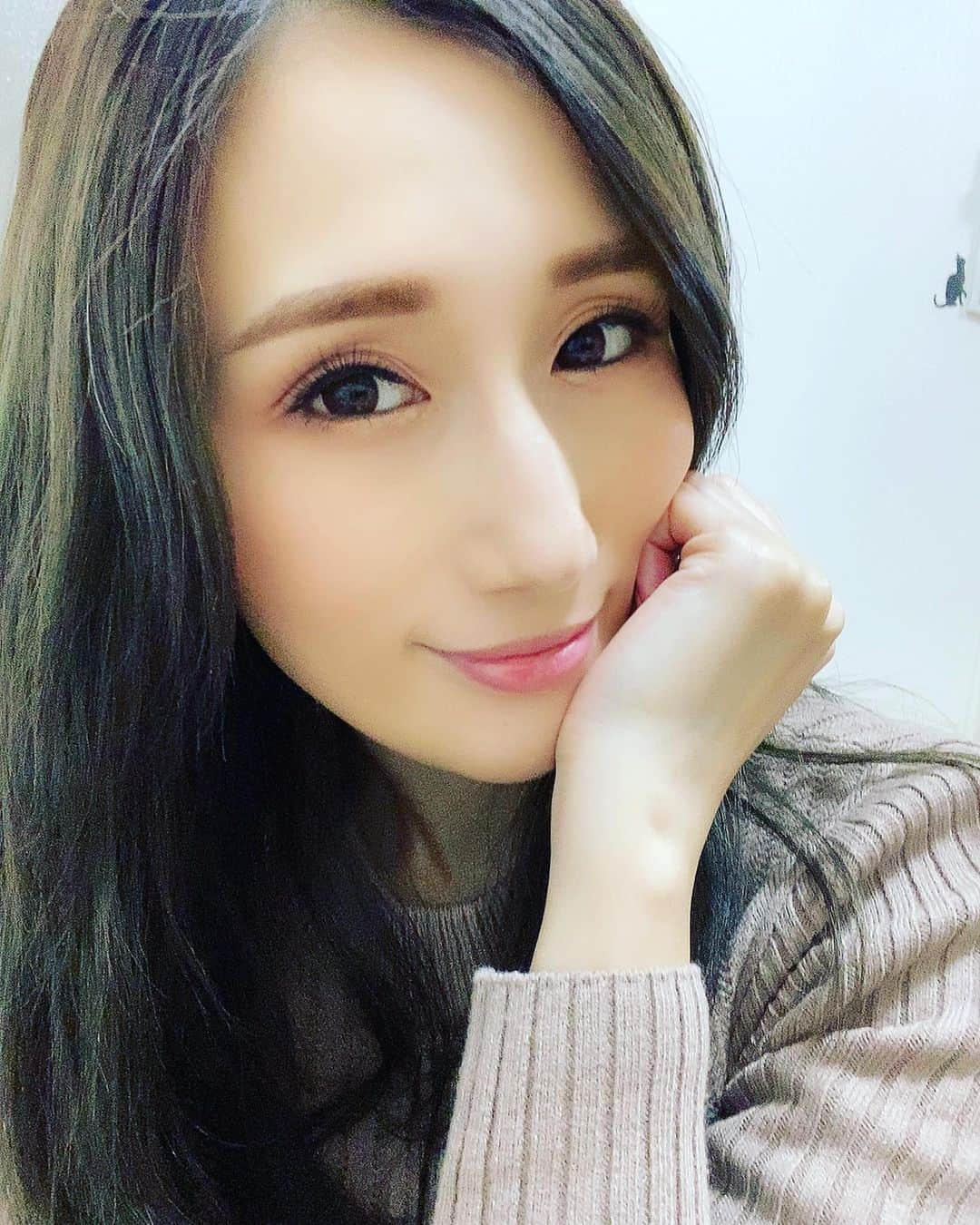 JULIAさんのインスタグラム写真 - (JULIAInstagram)「♡ おはようございます♪ Good morning 🥰 早安😄 早上好😊 * * 昨日は @yves_jubilee @maki.taie にケアしてもらってきたよ☆ 全身の肌にハリがなくなってて、たるんで元気がなかったけど、施術後は肌にハリが戻って元気になってた！♡ * 全身もむくみや疲れてもとってもらったよ♪ * そして、腸の調子も良くなってお腹もスッキリ♡お通じも良くなってスッキリ♡ * 背中も張りすぎて熟睡が出来てなかったけど、ケア中も爆睡し、帰宅後も爆睡できて気分もスッキリ☆ (早朝にレンたまに起こされてるけど笑) * バストも元気がなかったけど、ふわふわバストにしてもらって、左右差のバランスを整えてもらって満足☆☆ * * 今回もお話聞いてもらって、素朴な疑問を解決してもらって、アタマも身体も綺麗さっぱりになりました♪♪」2月10日 6時59分 - julia_cmore_official