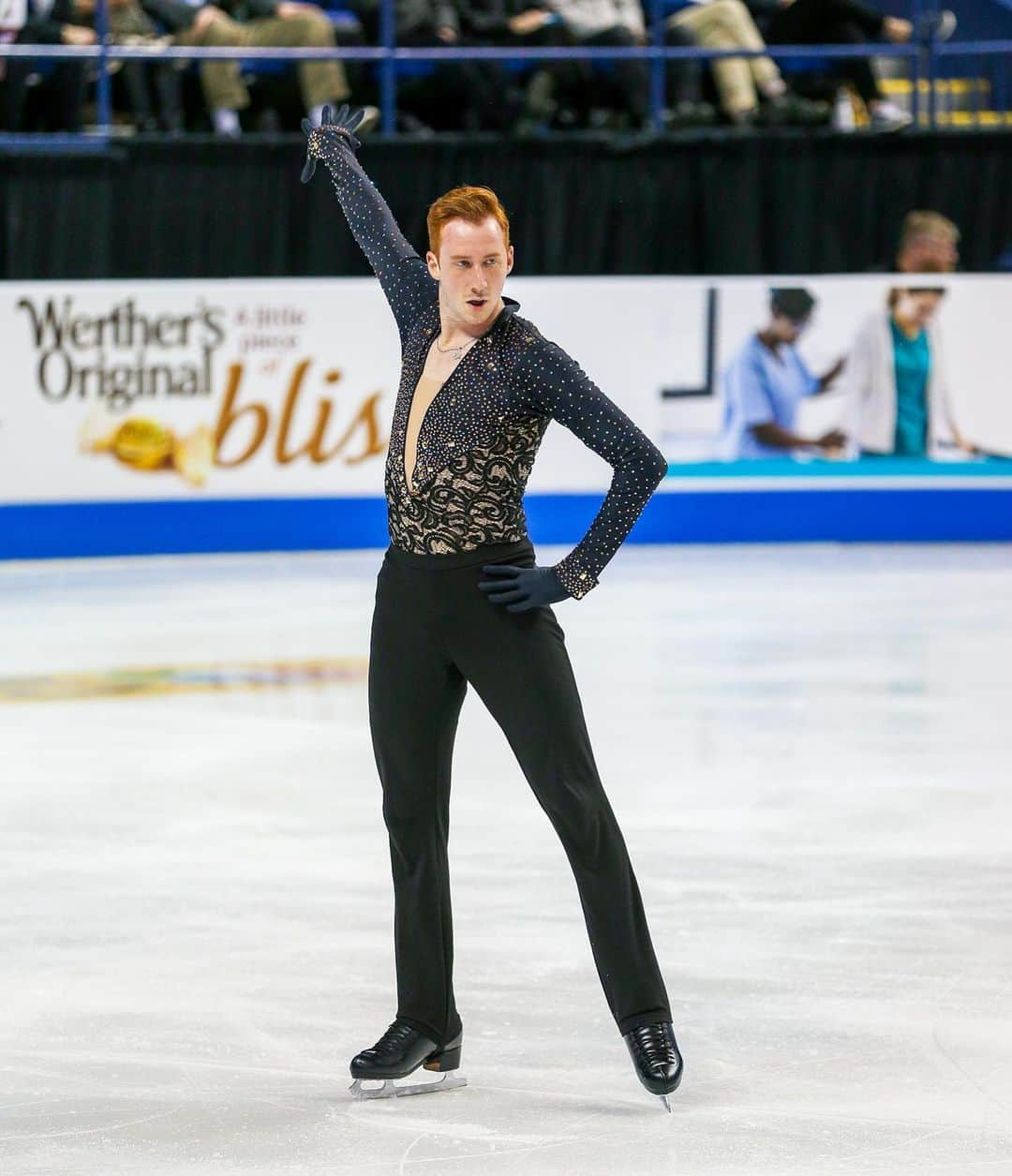 ショーン・ラビットのインスタグラム：「To be honest, watching the Super Bowl and hearing the live fans cheer really made me miss performing for a live crowd 😞 I’m hopeful we can perform for real people again soon. 🙏⛸ 本当に、スーパーボール見る後ライブ客様ために滑ってのために演奏するのが恋しいです。😕でももうすぐ出来ると思う、それは信じたいです！💪🏻⛸ . . . . . . . .  #figureskating  #фигурноекатание #피겨스케이팅 #training  #foodie  #fitfam  #travelphotography  #love  #ootd  #japan  #superbowl2020 #entrenamiento #workoutmotivation #アメリカ #フィギュアスケート  #トレーニング  #ボディーメイク  #筋トレ  #モデル  #イケメン  #ファッション  #おしゃれさんと繋がりたい  #今日の服  #いいね返し  #インスタ映え  #可愛い  #浅田真央 #おはよう #羽生結弦」