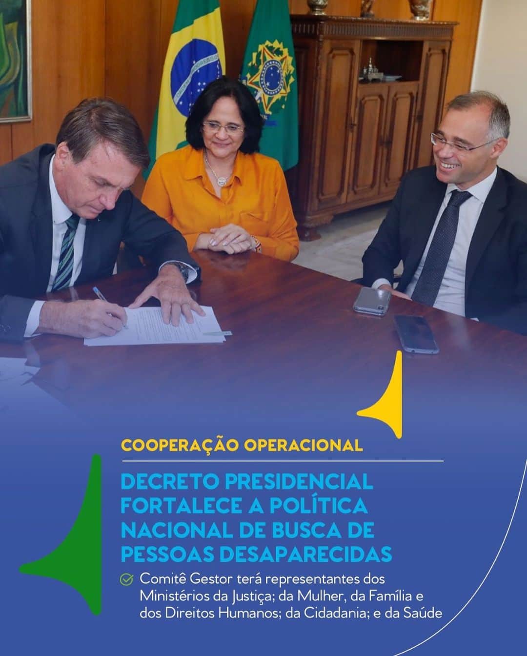 ジルマ・ルセフのインスタグラム：「🇧🇷 O Presidente da República e os ministros da Mulher, da Família e dos Direitos Humanos e da Justiça participaram, nesta terça-feira (9), de encontro no #PaláciodoPlanalto para assinatura de decreto que fortalece a Política Nacional de Busca de Pessoas Desaparecidas.  O documento define que a Secretaria Nacional de Segurança Pública, do Ministério da Justiça, cuidará das diretrizes e coordenará ações de cooperação operacional entre órgãos de segurança e autoridades estaduais.  O decreto também institui comitê gestor com representantes de quatro ministérios e de diversas áreas do Executivo, Judiciário e da sociedade civil. #Planalto #PresidênciadaRepública #DireitosHumanos  📷 Foto: Alan Santos/PR  #PraCegoVer: Na imagem, o Presidente da República Jair Bolsonaro assina documento ao lado da ministra da Mulher, da Família e dos Direitos Humanos, Damares Alves, e do ministro da Justiça, André Mendonça. Texto: "Cooperação operacional. Decreto presidencial fortalece a Política Nacional de Busca de Pessoas Desaparecidas. Comitê Gestor terá representantes dos Ministérios da Justiça; da Mulher, da Família e dos Direitos Humanos; da Cidadania; e da Saúde." Pátria Amada Brasil. Governo Federal.」