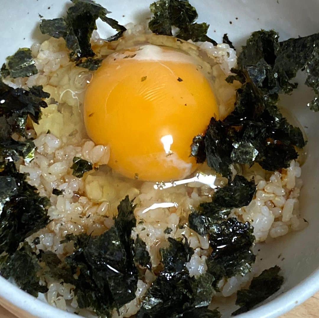 柳家さん生さんのインスタグラム写真 - (柳家さん生Instagram)「2/10朝ご飯だぁ〜今朝は余り時間がないので… 卵かけ玄米ご飯もみのりかけ」2月10日 7時04分 - waraiguma1957