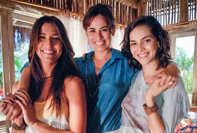 Tainá Müllerのインスタグラム：「Quem aí acompanhou as aventuras praianas de Natália, Mila e Carol? #FlorDoCaribe na reta final ❤️」