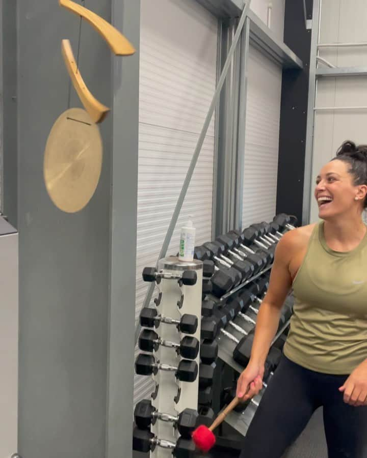 Sophie Pascoeのインスタグラム：「2 years, 2 months and 3 days later I get to ring the gong for a new snatch PB! ⛩🛎🇯🇵 #roadtotokyo #paralympics #athlete #gym #training」