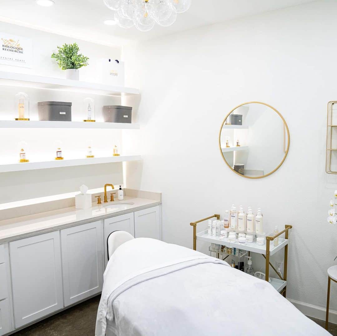 Biologique Recherche USAさんのインスタグラム写真 - (Biologique Recherche USAInstagram)「Treat yourself to a @biologique_recherche hyper-customized facial at @beautyandlux, our exclusive partner in San Antonio, TX since Fall 2020.  This outstanding spa offers professional beauty and skincare services and refined products to its clientele, in San Antonio and its surrounding areas. Enjoy!  #biologiquerecherche #passion #expert #treat #treatyourself #treatyourskin #beauty #skin #skincare #spa #wellness #wellnesswithbr #beautyandlux #sanantonio #texas #buildingbetterskin」2月10日 7時14分 - biologique_recherche_usa