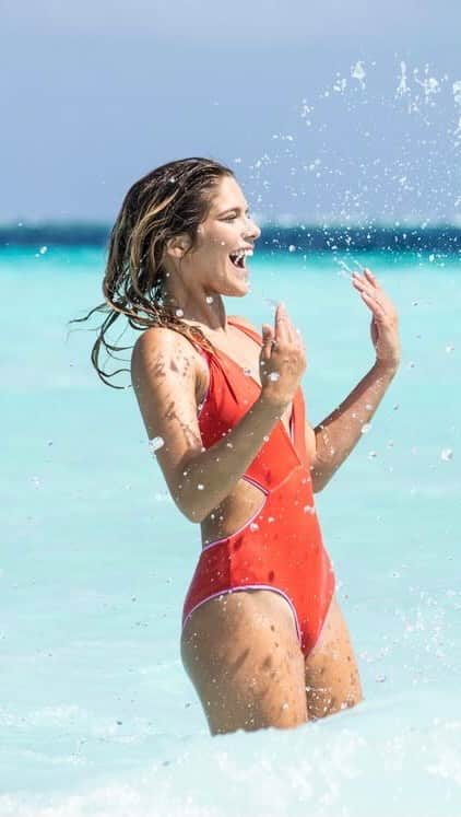 イザベラ・サントーニのインスタグラム：「Tá pra nascer alguém que use esse maiô e não se sinta uma grande gostosa 🙌 Maiô Cavada criado pra valorizar todas as suas curvas ✨ @niaecrua #mulheresoceanicas」