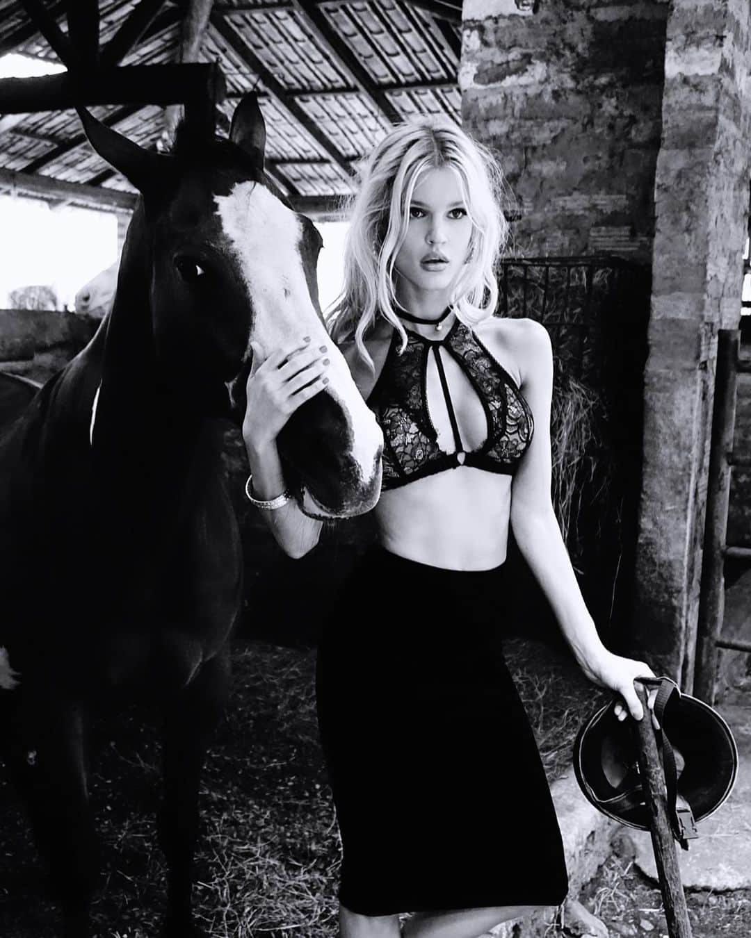 Joy Corriganさんのインスタグラム写真 - (Joy CorriganInstagram)「#tbt from my shoot with @galore shot in beautiful Colombia by @princeandjacob 🐴🤠📸 I grew up riding horses so this was one of my favorite shoots!」2月10日 7時22分 - joycorrigan