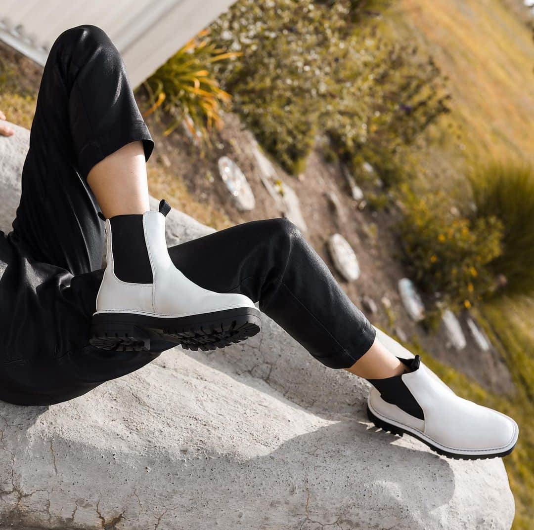 サムエデルマンのインスタグラム：「Just restocked: the LAGUNA in Bright White   #SamEdelman」