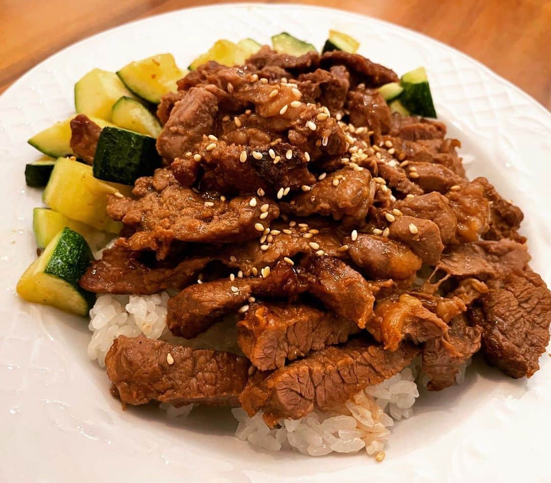 辻仁成さんのインスタグラム写真 - (辻仁成Instagram)「今日は、牛肉の味噌漬け！ 実はママ友たちに作り方を指南したっちゃ。マルシェの秘密のカフェにて。笑笑  詳しくは、滞仏日記でね。」2月10日 7時32分 - tsujihitonari