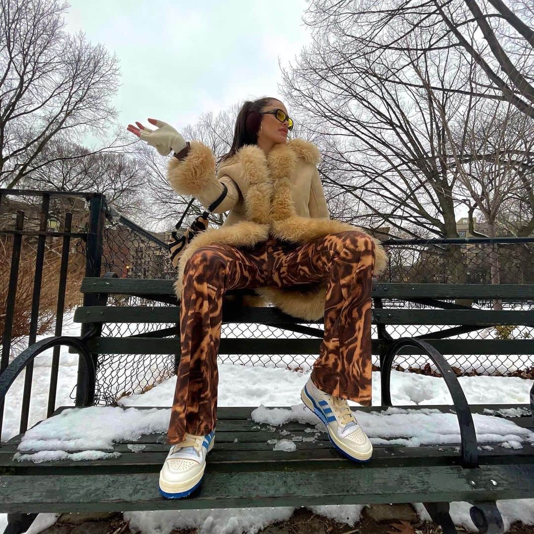 ルナ・ブライズ・ボイドのインスタグラム：「gimme love 4 the coat」