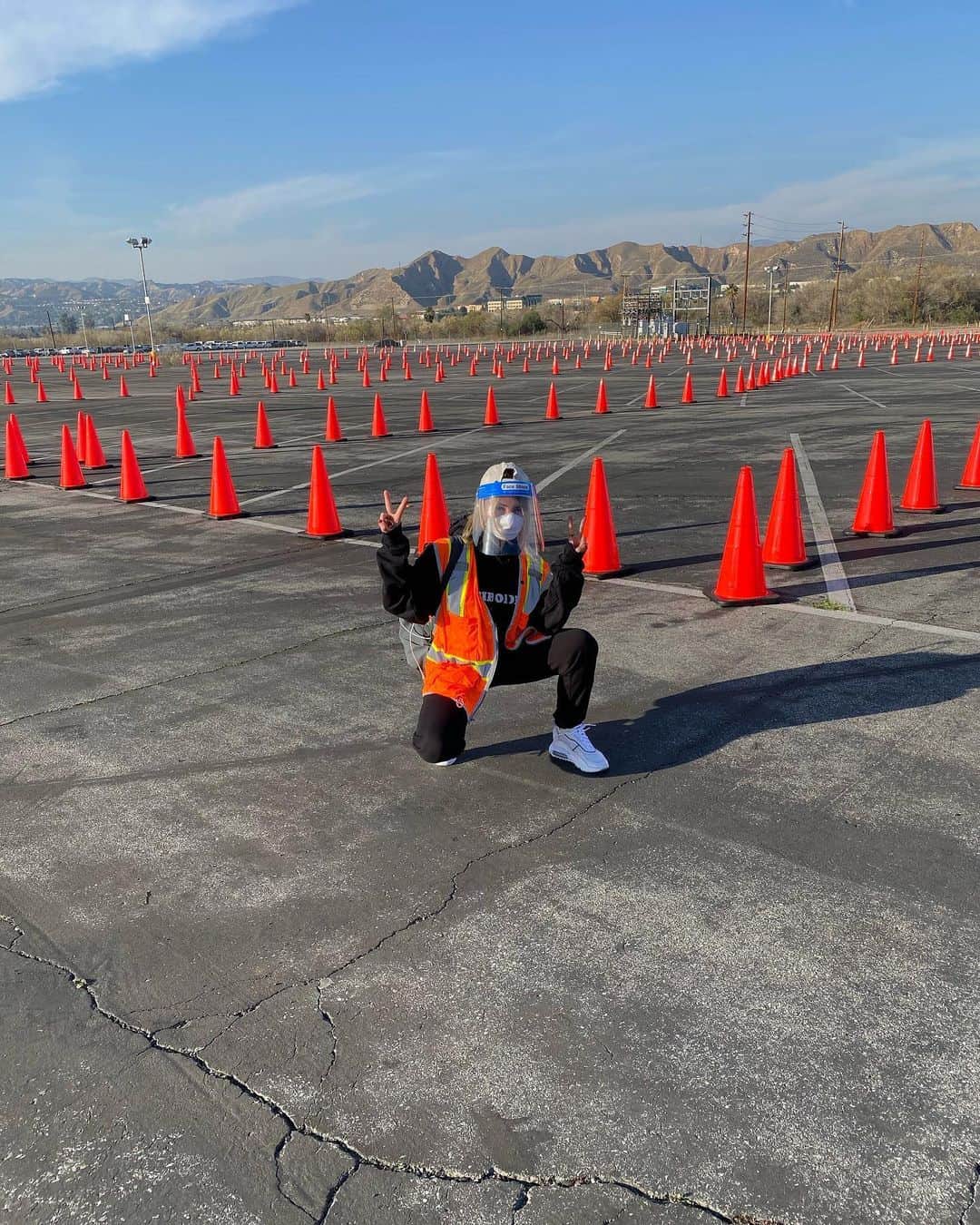 アリソン・ワンダーランドのインスタグラム：「here’s me volunteering at the vaccine site. seeing the smiles on everyone’s faces who were about to be able to see their family again or feel safer to live life was priceless. thank u science」